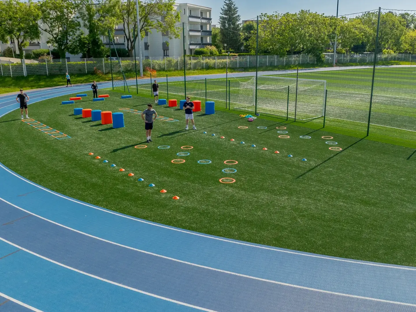 Séance sur les ateliers de motricité AirFit dans le virage de la piste d'athlétisme de Montigny-le-Bretonneux