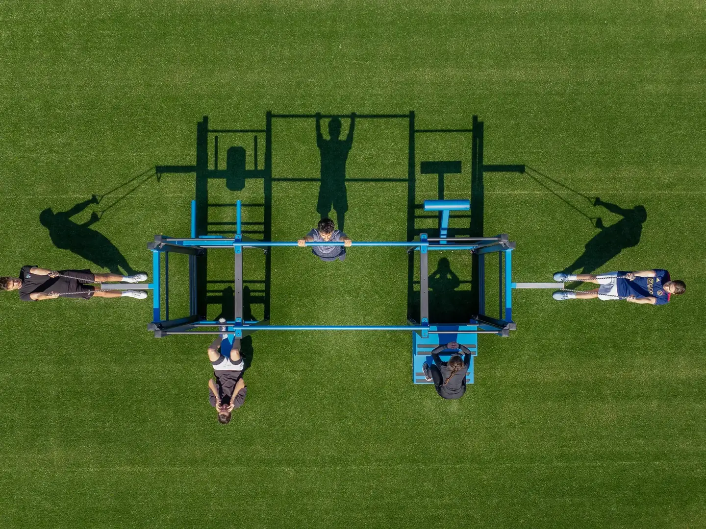 Vue zénithale de la station de cross-training AirFit en usage, stade Pierre de Coubertin