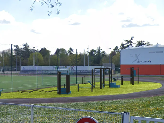 Photomontage AirFit de la demi-lune de cross-training dans le virage de la piste du stade Pierre de Coubertin, devant l'espace tennis, réalisé pour valider l'implantation avec la ville