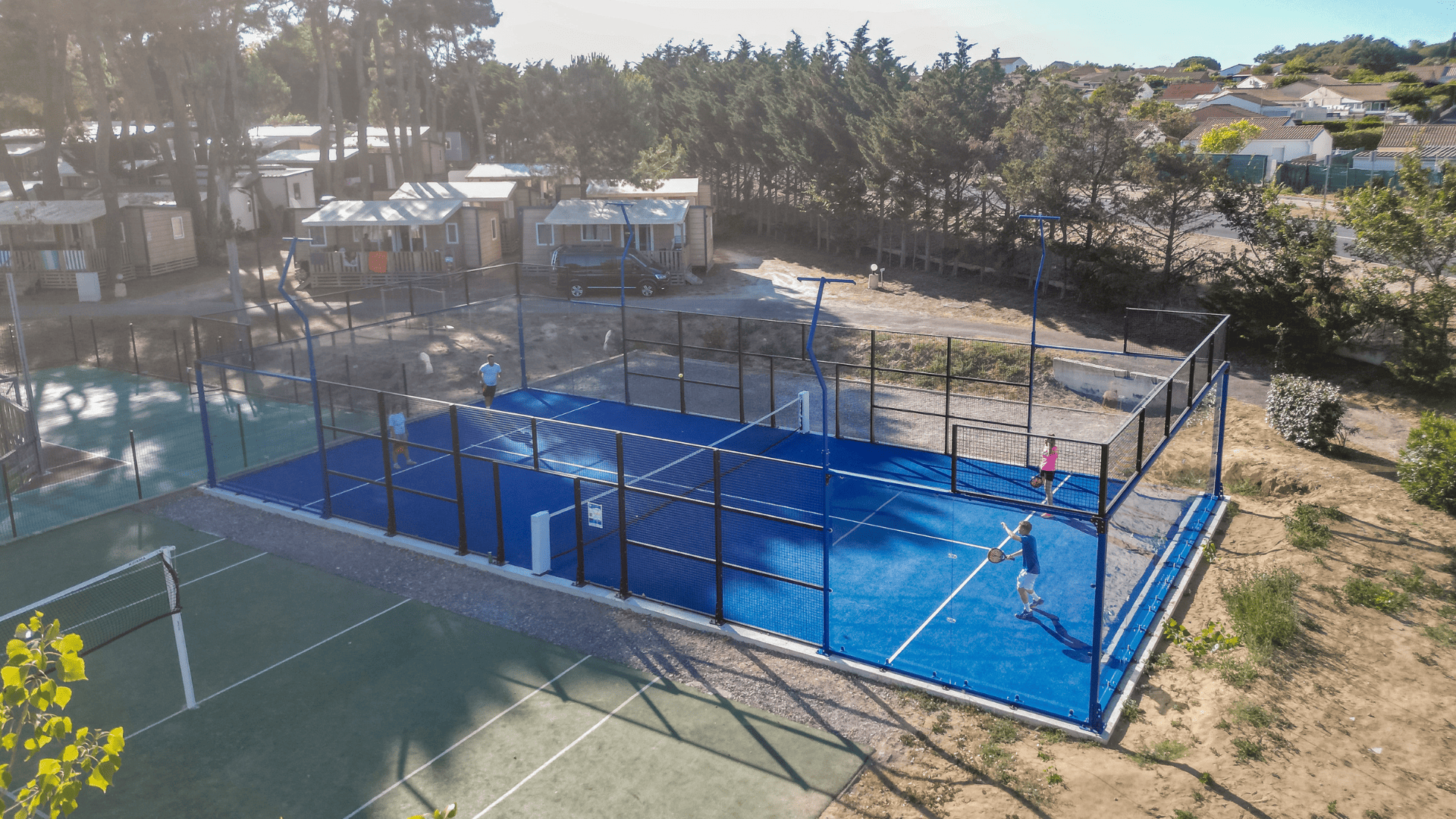 Piste de padel installée dans le camping Marvilla Parks La Yole