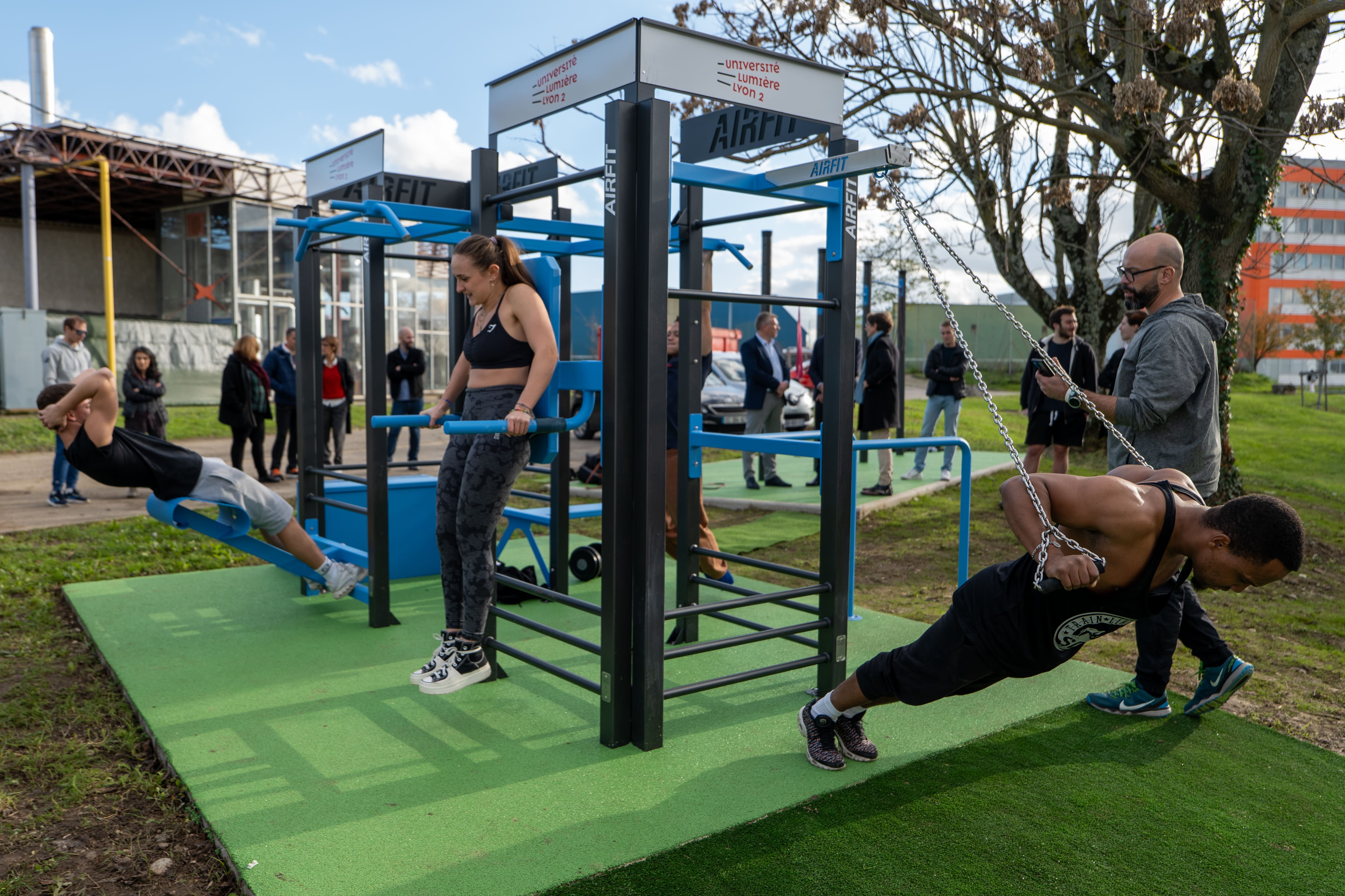 Photo d'étudiants de l'université Lyon 2 s'entraînant sur l'aire de Street-Workout AirFit