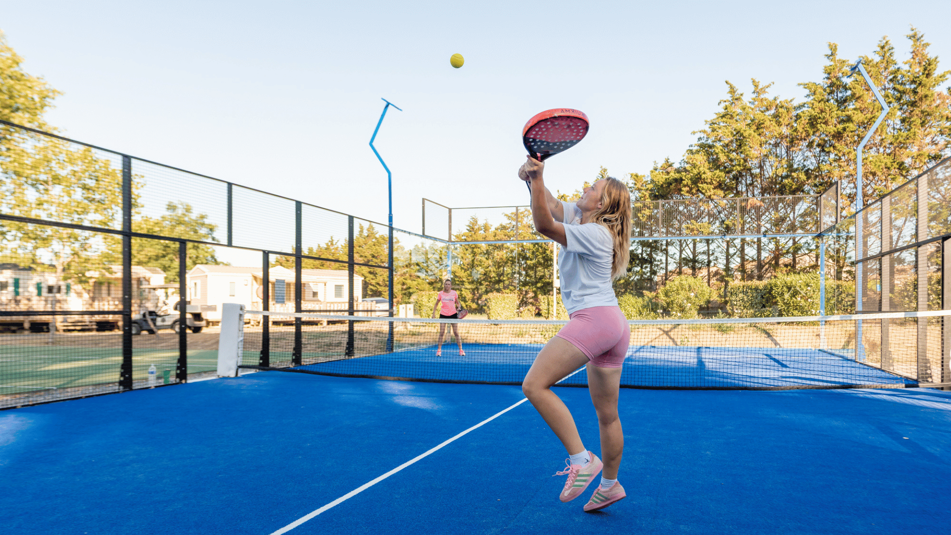 Femmes jouant au padel sur la piste AirFit