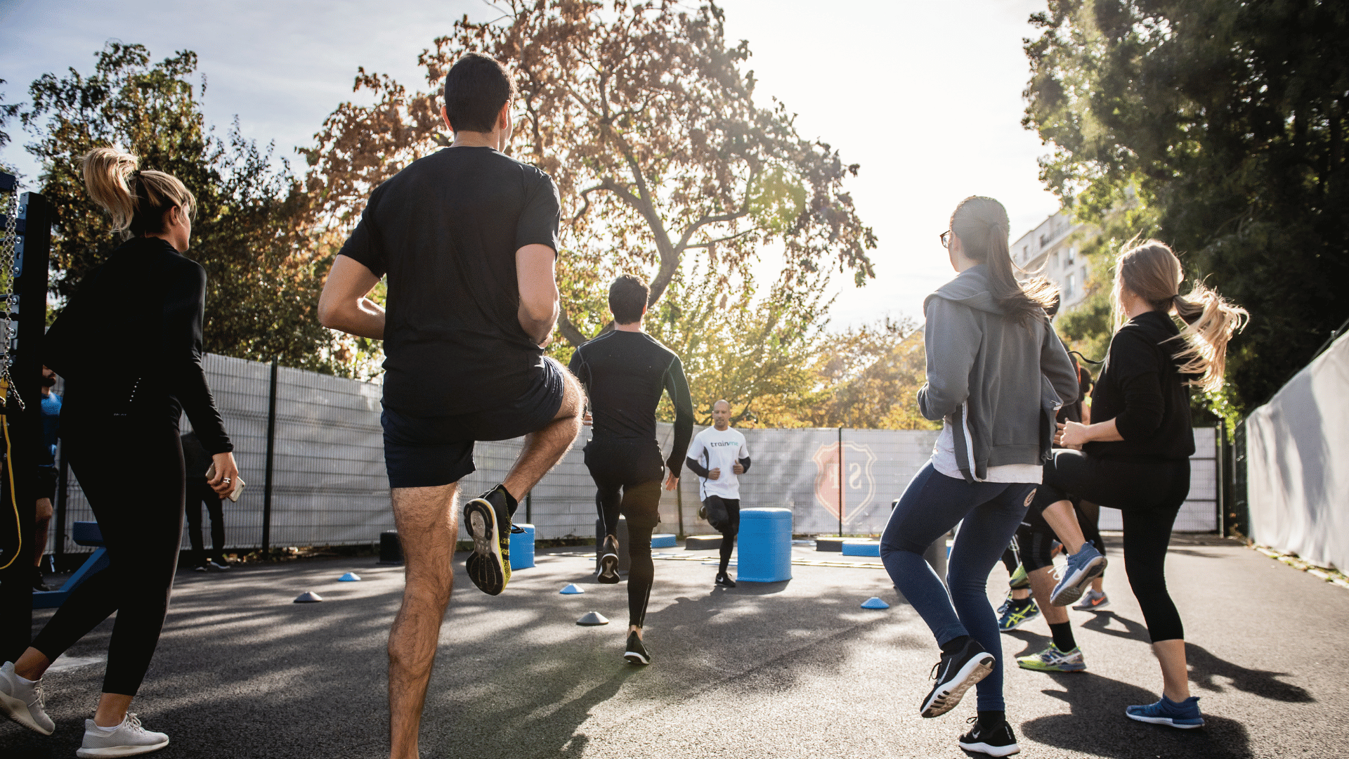 Collaborateurs s'entrainant ensemble sur une aire de fitness AirFit