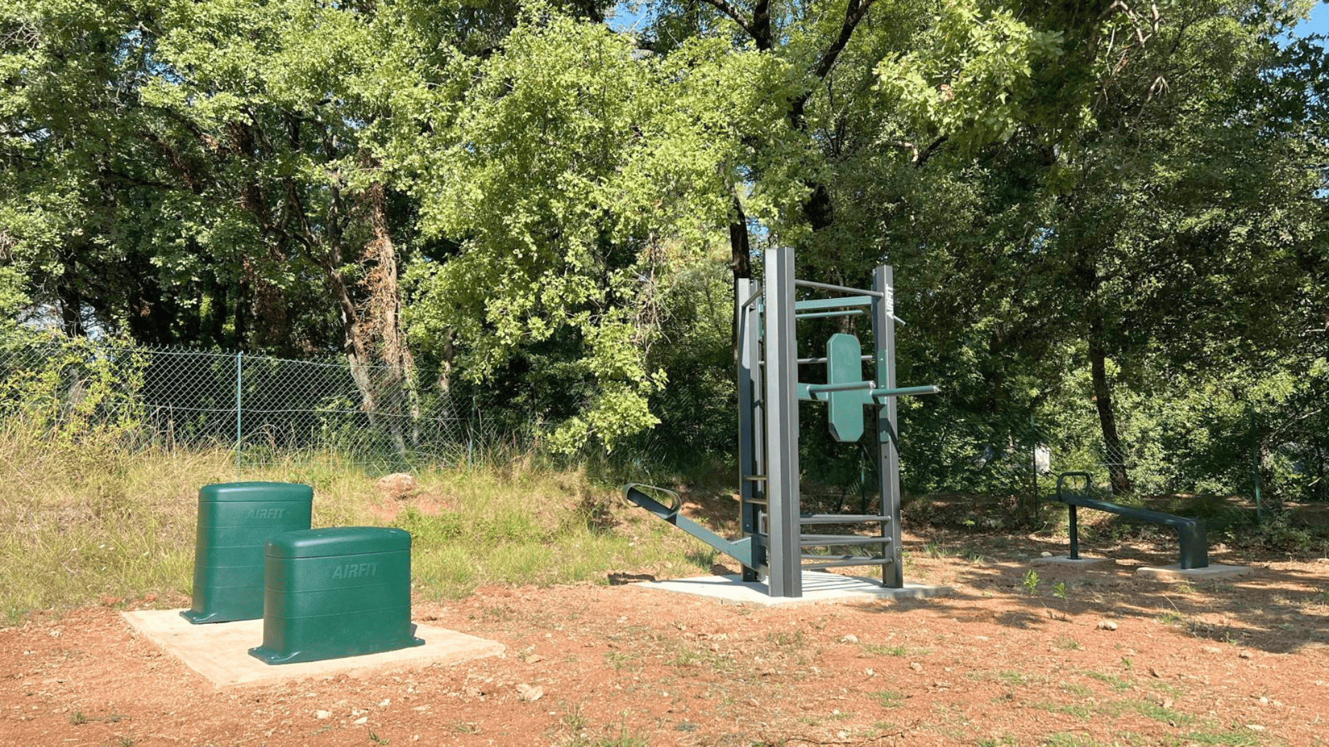 Aire de fitness en plein air installée par AirFit à Vins-sur-Caramy