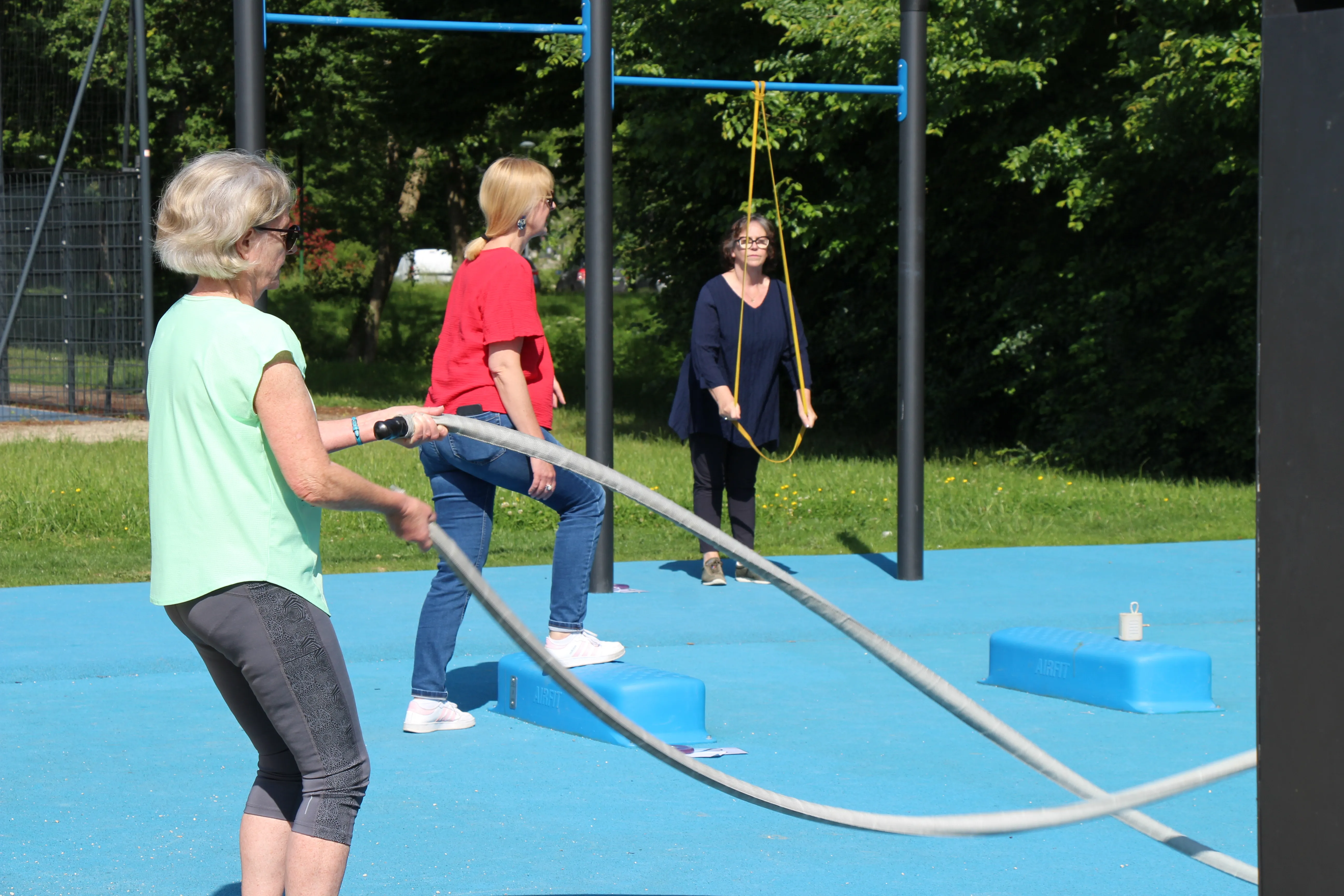 Seniors pratiquant une activité physique sur une aire de fitness extérieure adaptée by airfit
