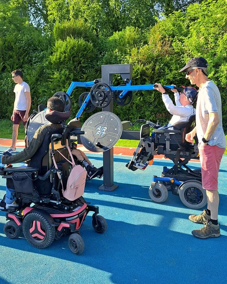 Personnes en fauteuil roulant PMR utilisant un équipement de fitness extérieur AirFit