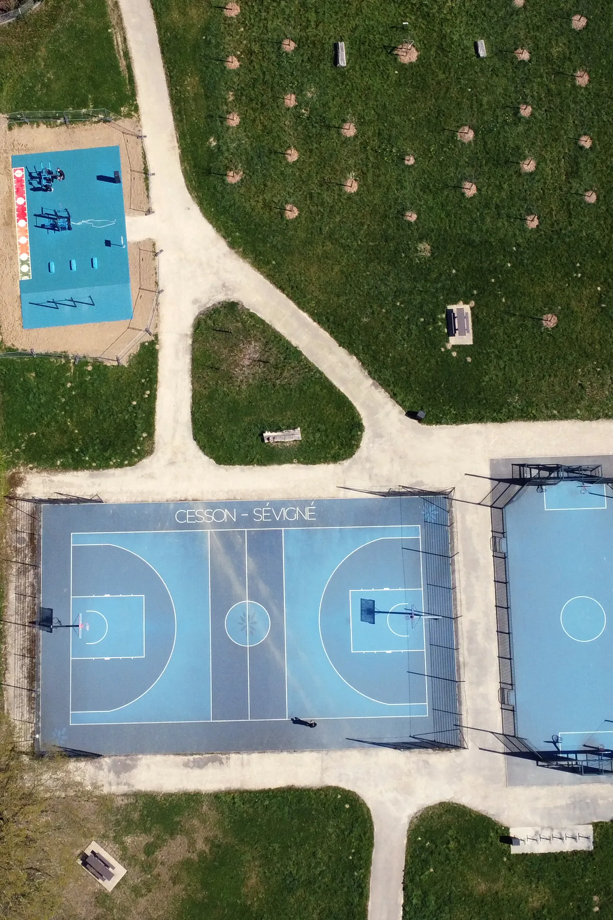Vue aérienne d’une aire de fitness extérieure et terrains sportifs à Cesson-Sévigné