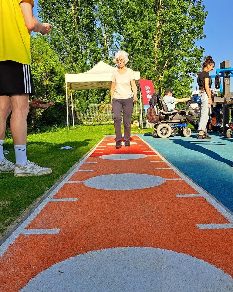 Senior marchant sur une piste d’activité extérieure adaptée à Cesson-Sévigné