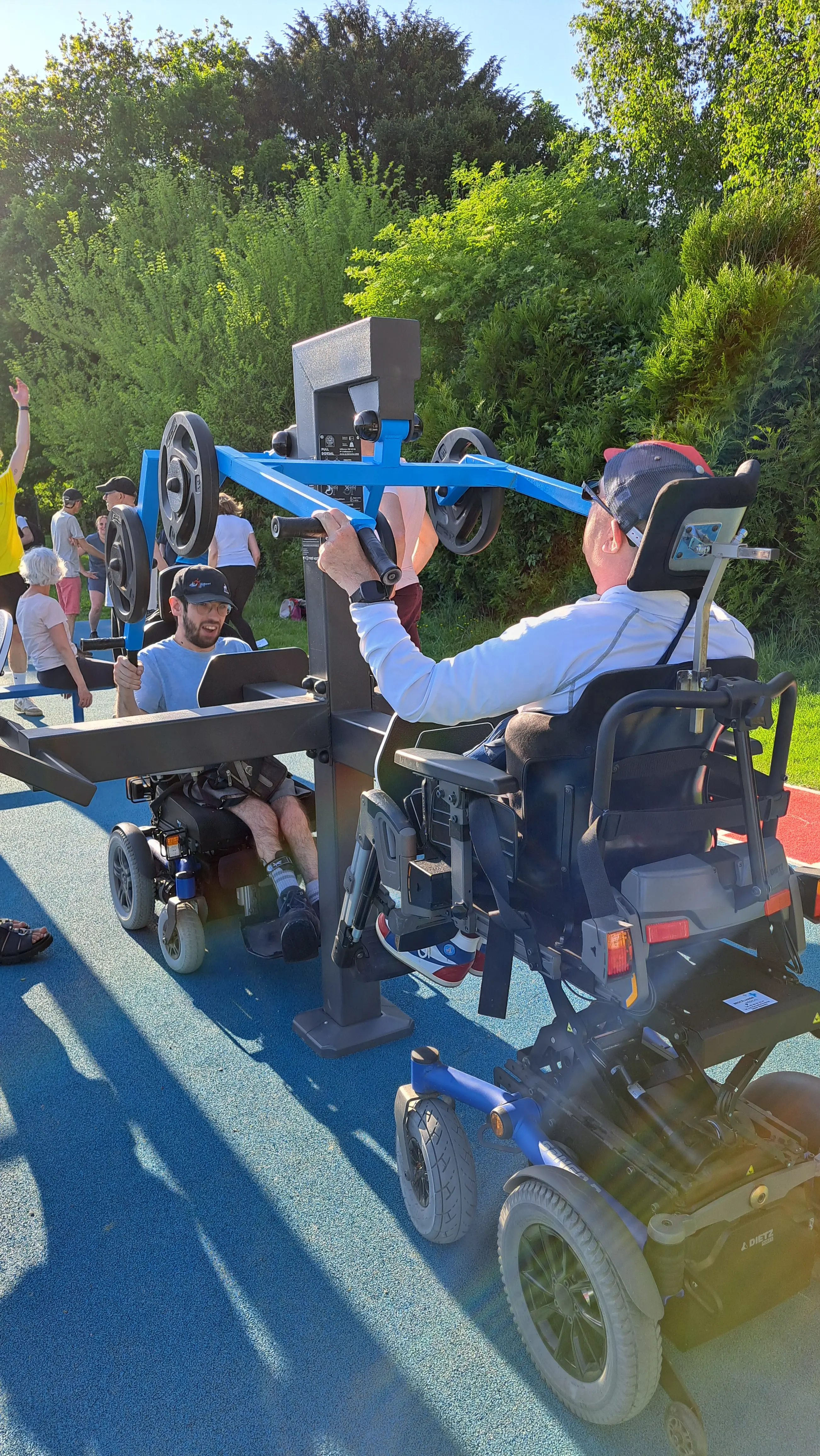Utilisateur en fauteuil roulant testant un appareil de musculation extérieur AirFit