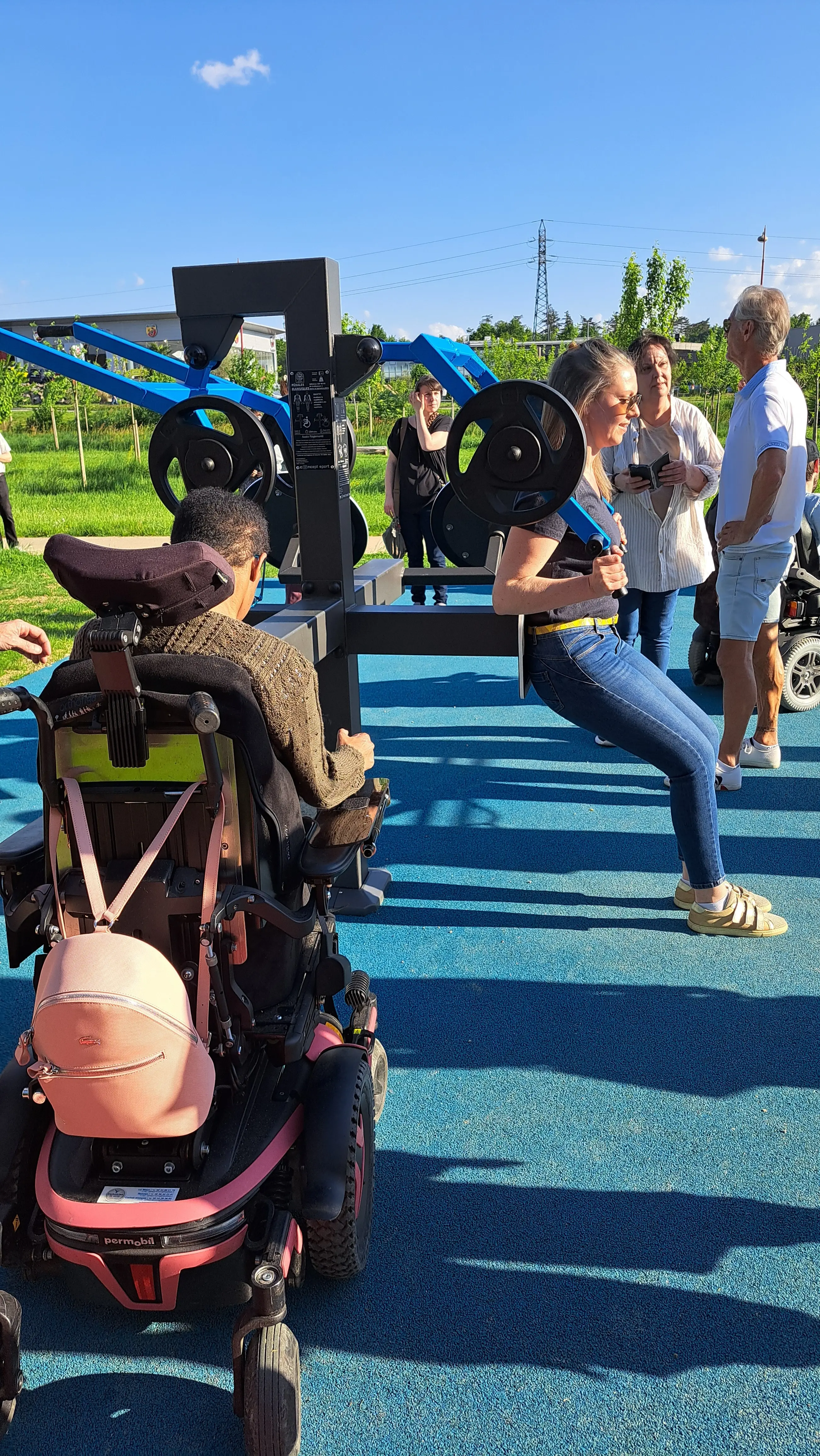 Équipement de musculation extérieur accessible aux personnes en fauteuil roulant