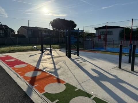 Aire de fitness extérieure avec piste design actif à Seysses