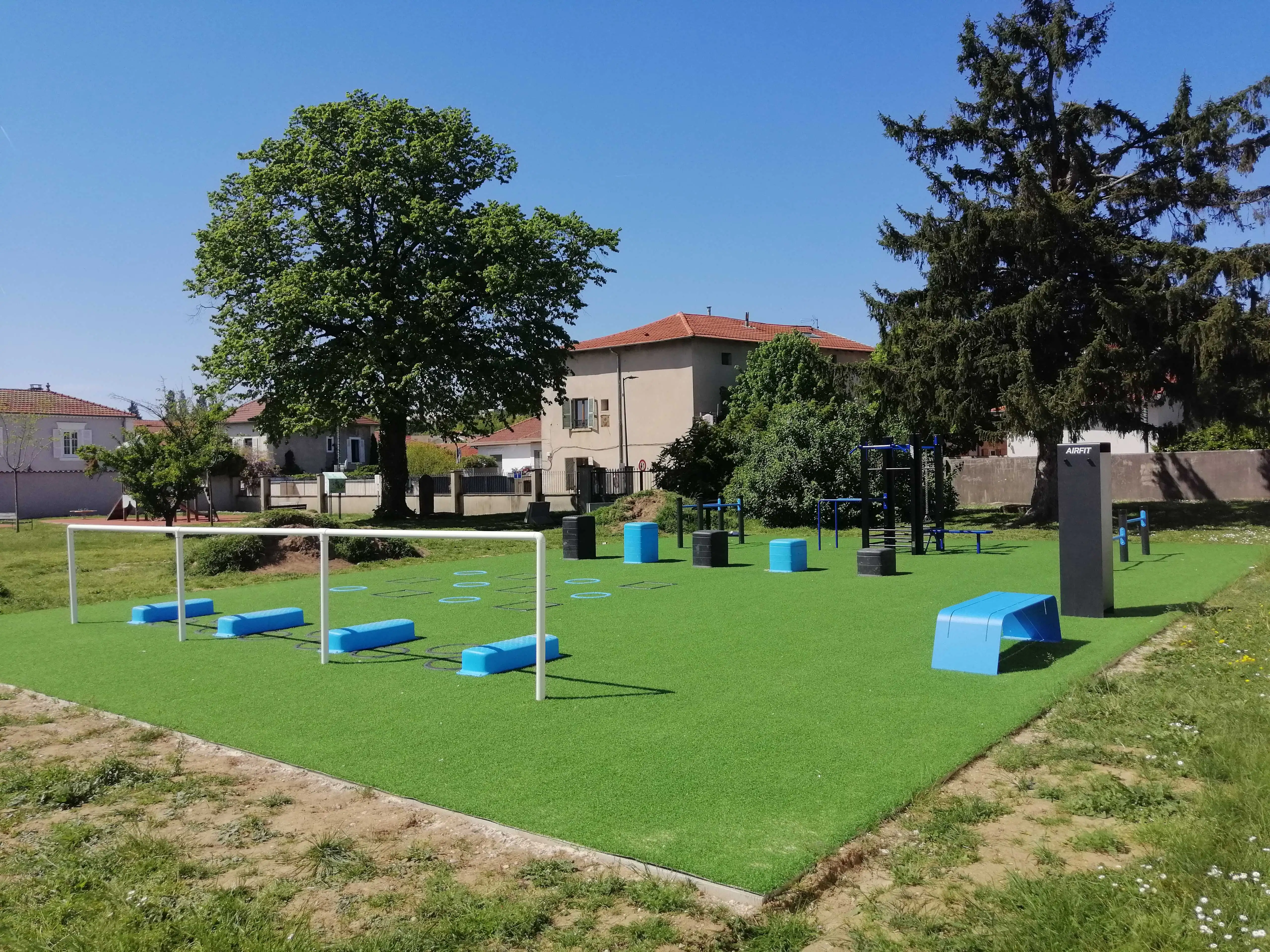 Photo de l'aire de fitness en accès libre installée par AirFit à Toussieu