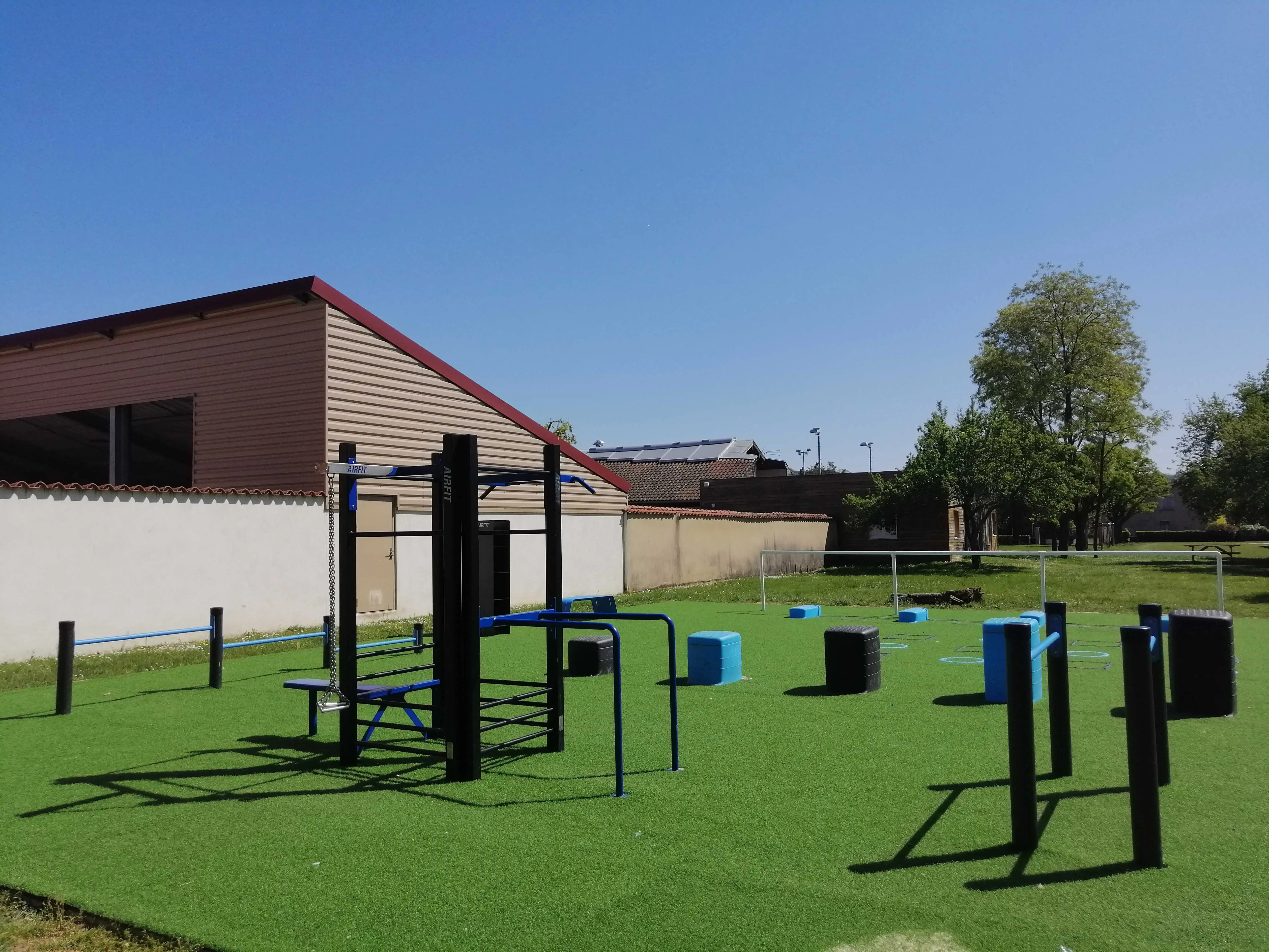 Aire de fitness extérieure AirFit avec équipements de street workout à Toussieu