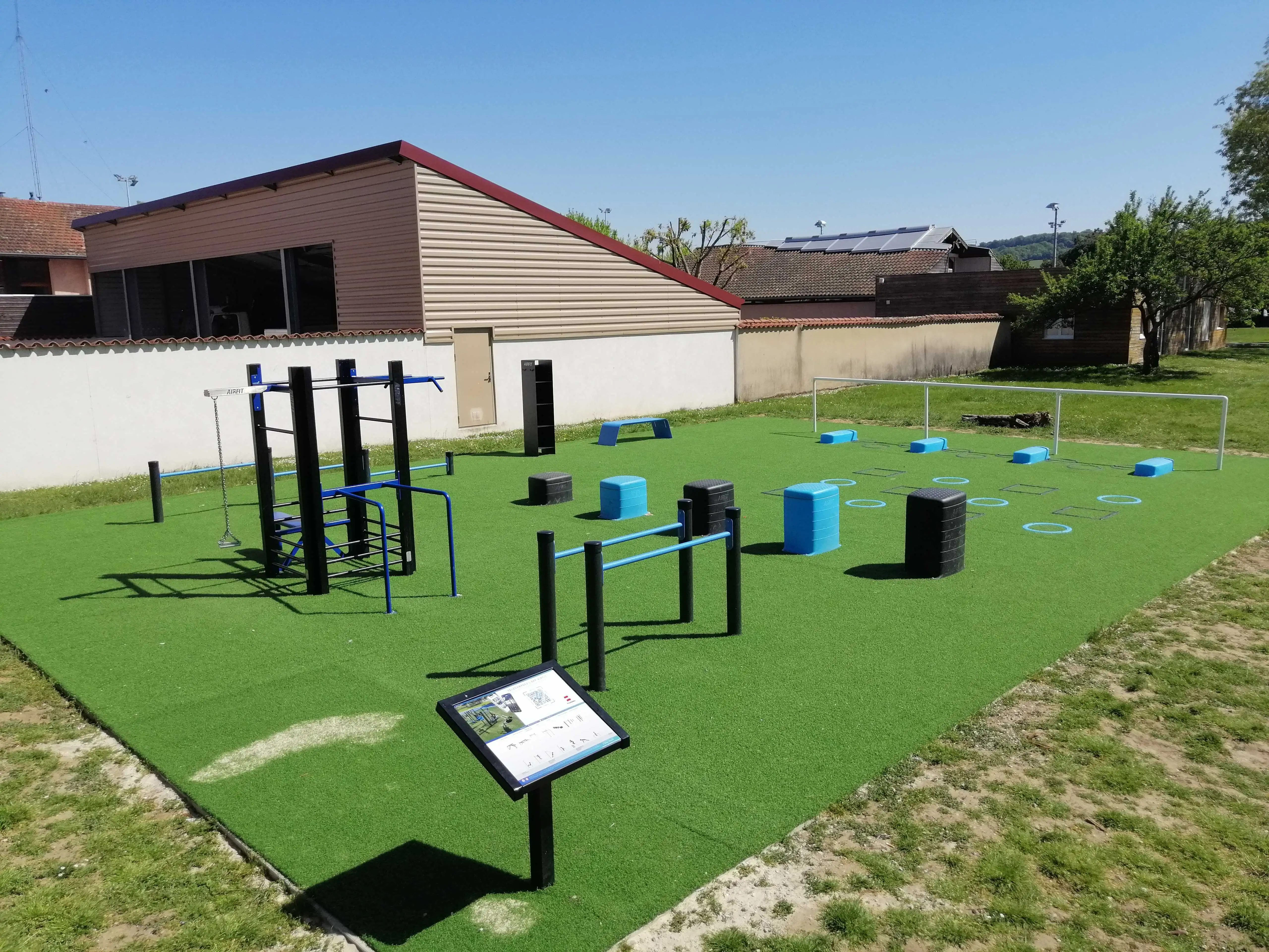 Aire de fitness extérieure AirFit avec panneau d’exercices et parcours sportif à Toussieu