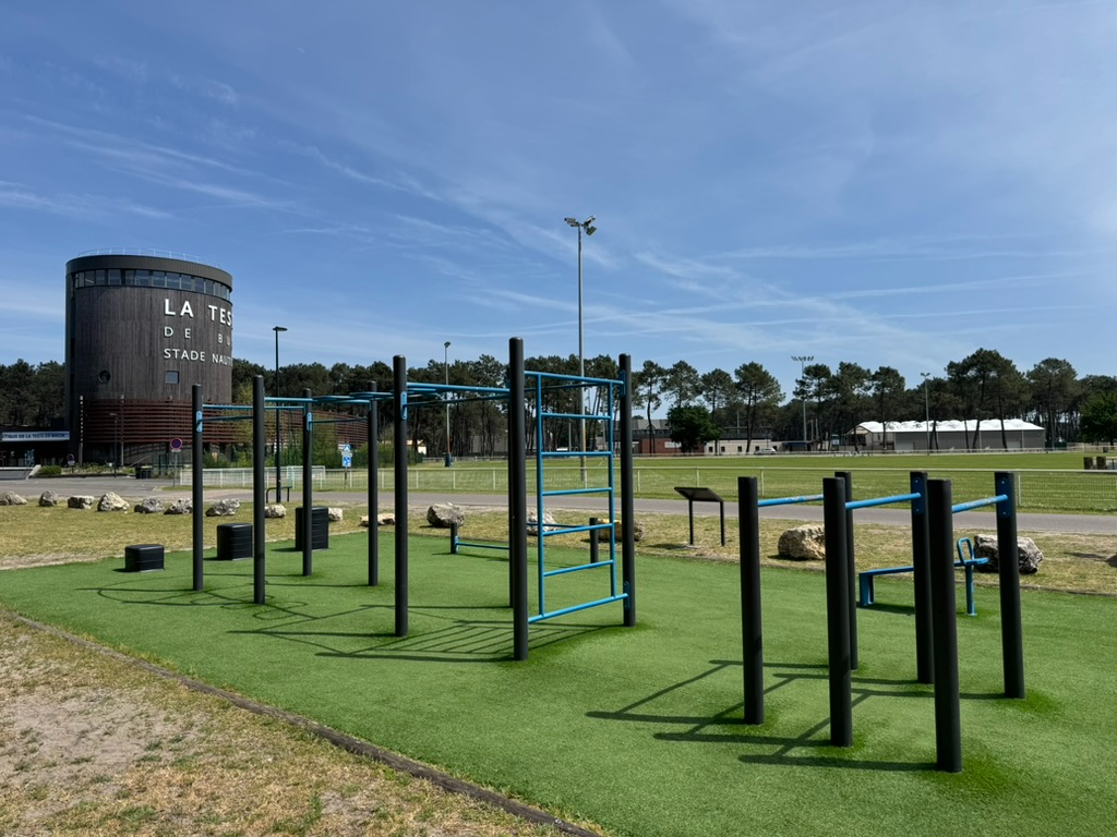 Vue aérienne d’une aire de fitness extérieure AirFit à La Teste-de-Buch