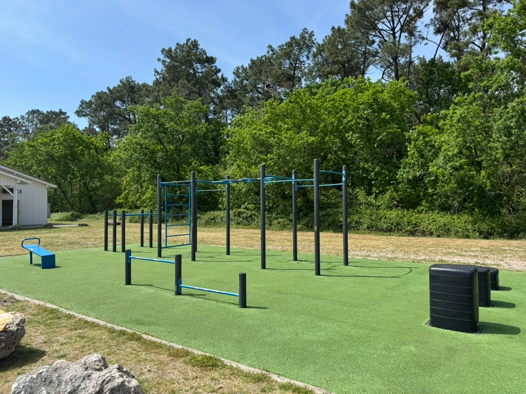 Aire de fitness extérieure AirFit avec barres d’entraînement et modules sportifs