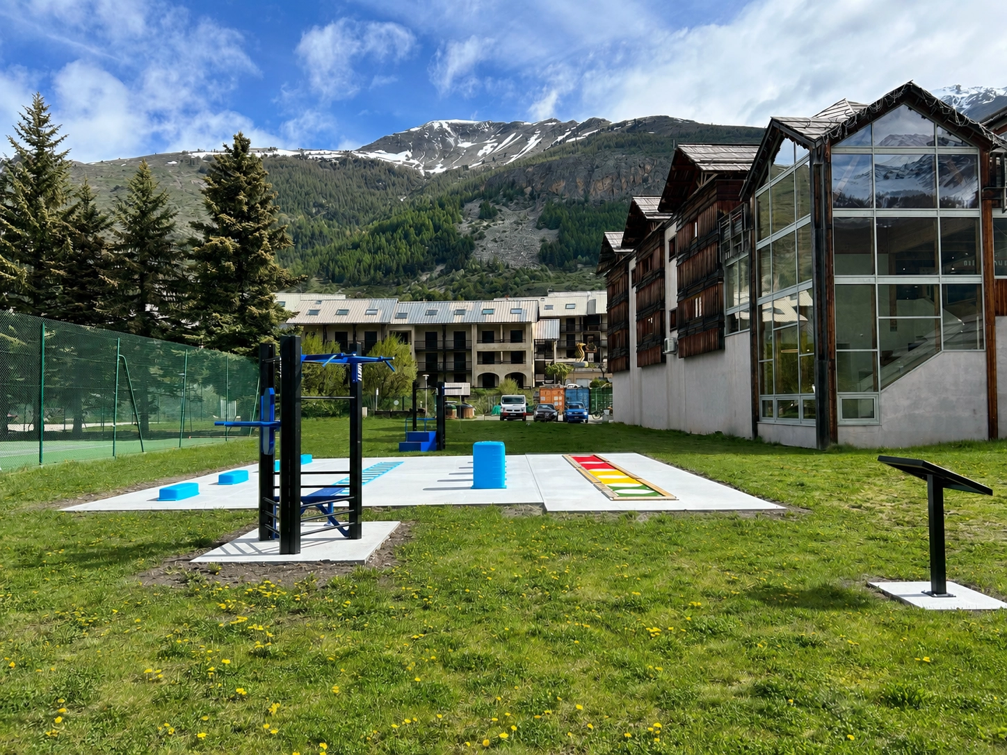 Aire de fitness en extérieur AirFit au Monêtier-les-Bains, intégrée dans un environnement naturel