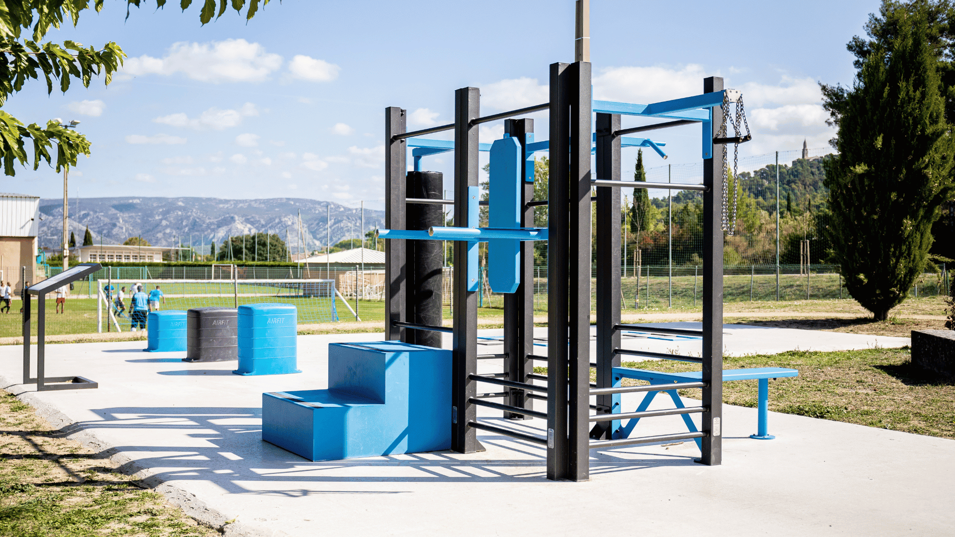 Aire de fitness en plein air installée par AirFit à Orgon