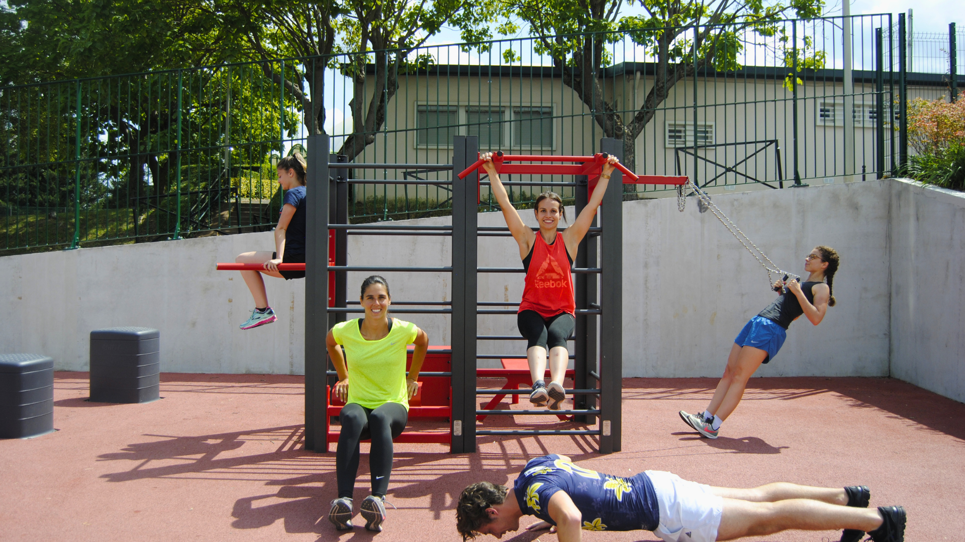 Aire de fitness AirFit investit par un groupe de femmes à Meudon