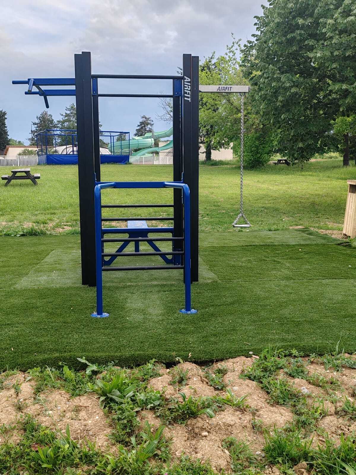 Aire de fitness extérieure AirFit installée au Camping Ciela Village Lac de Thoux