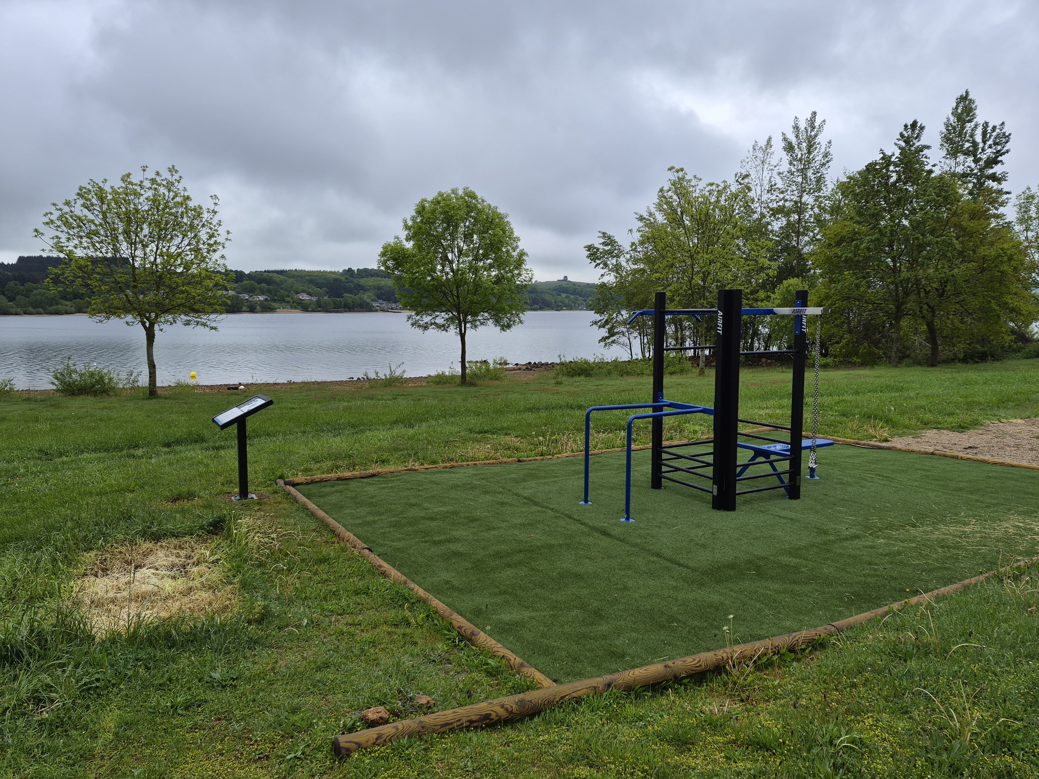 Aire de fitness extérieure AirFit installée au Camping Ciela Village Le Caussanel