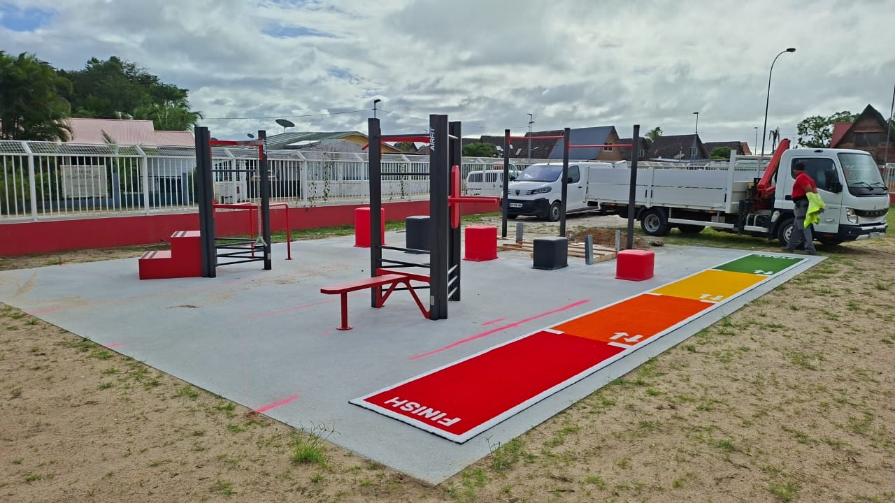 Aire de fitness extérieure AirFit installée à Saint-Laurent-du-Maroni