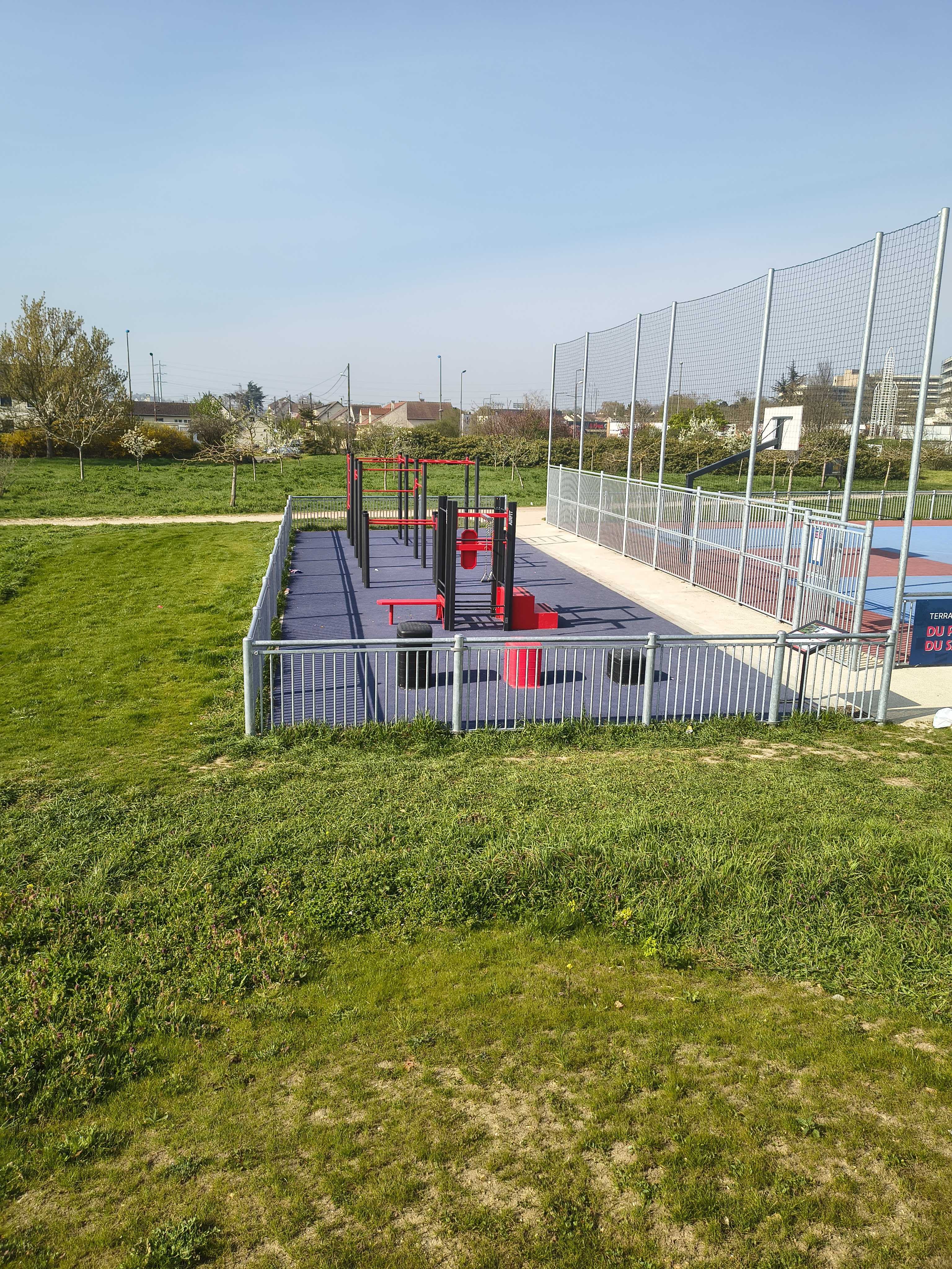 Agrès de fitness extérieur AirFit aux Mureaux, site Louis Blériot