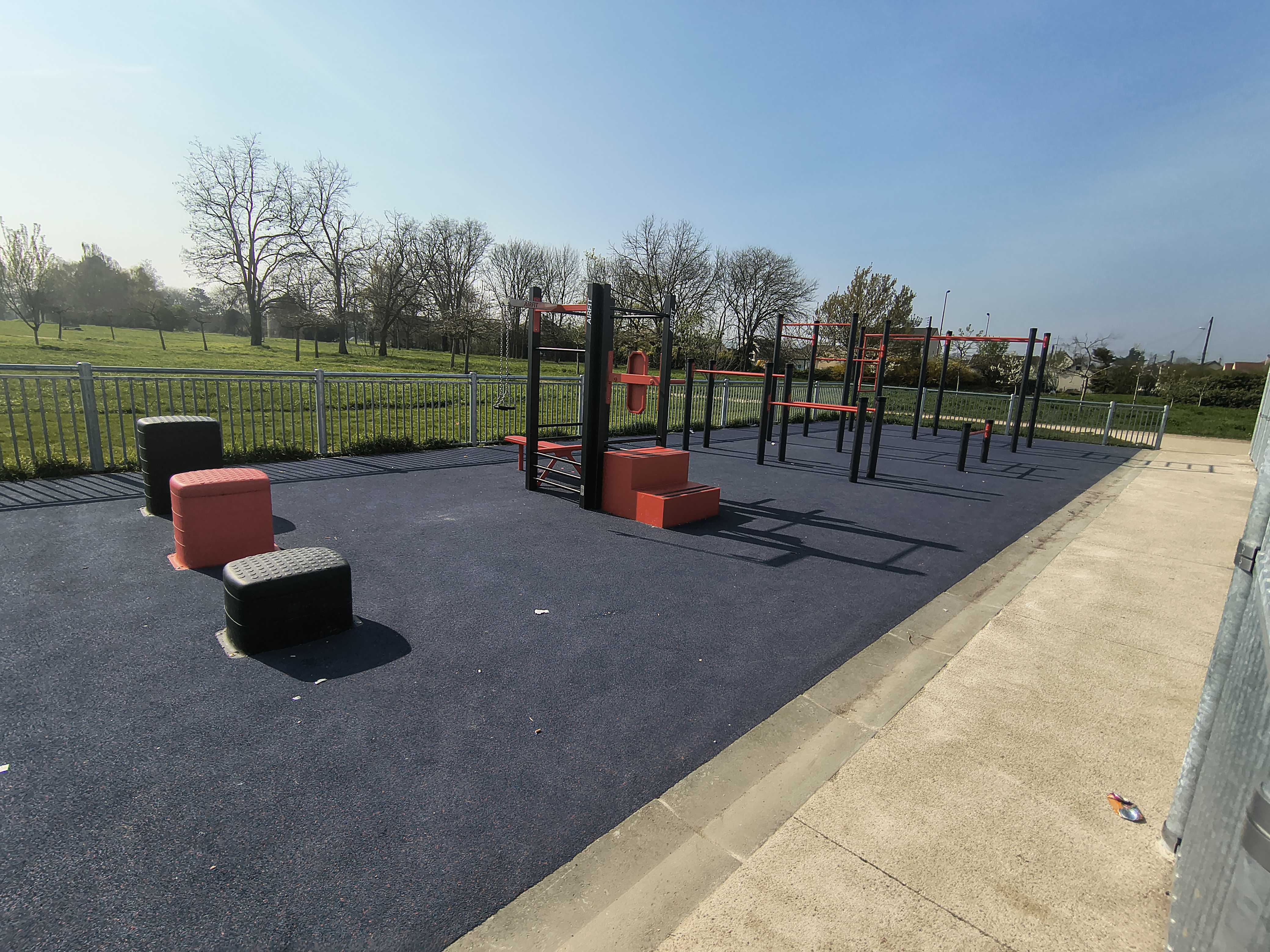 Espace de fitness en accès libre aux Mureaux, quartier Louis Blériot