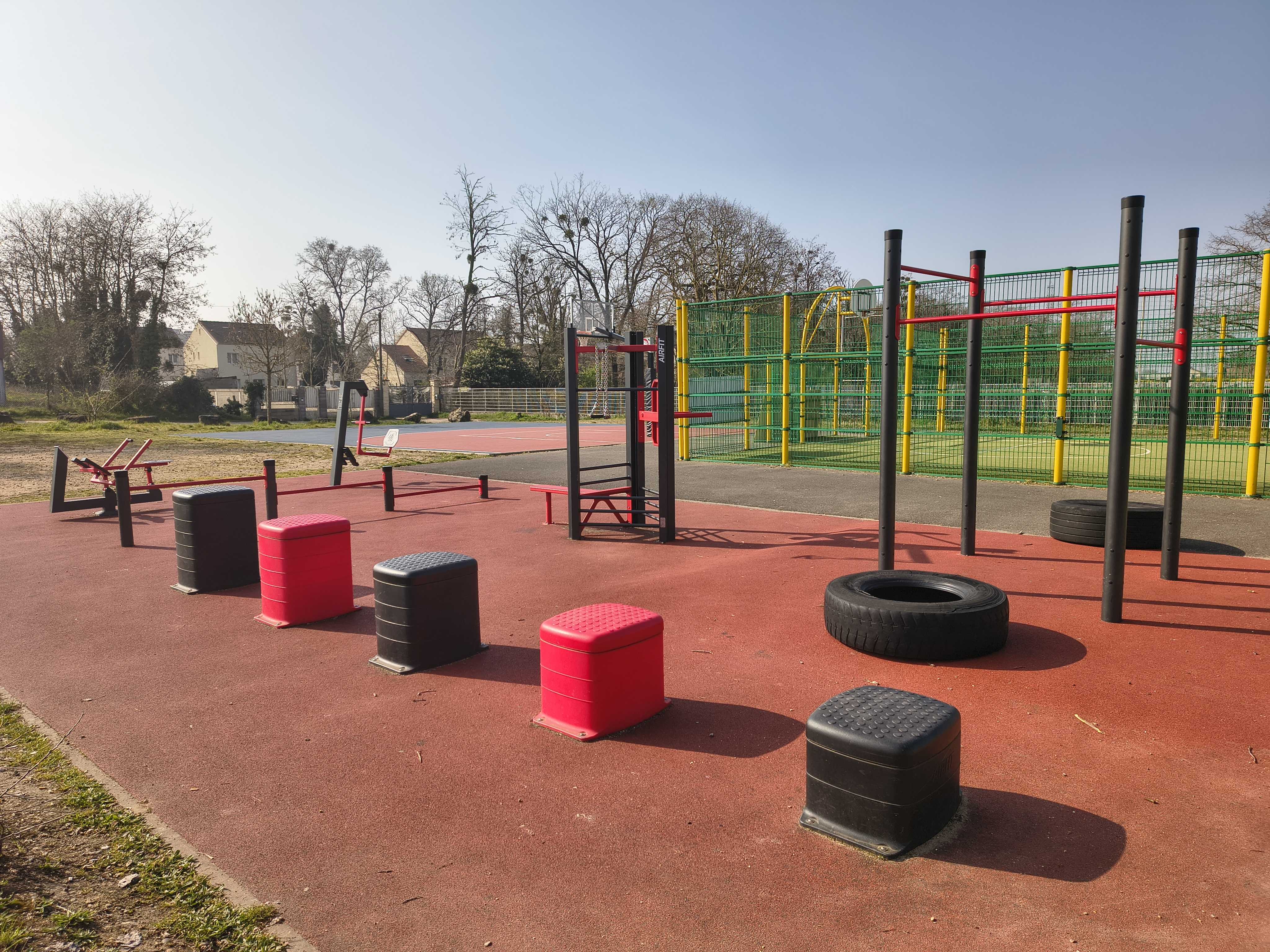 Équipements sportifs en plein air AirFit aux Mureaux (square Bellevue)
