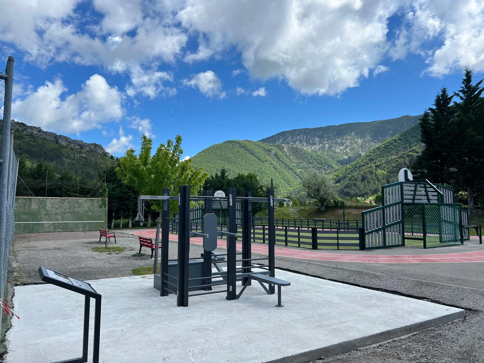 Aire sportive en plein air installée par AirFit dans la ville de Serres — vue 1