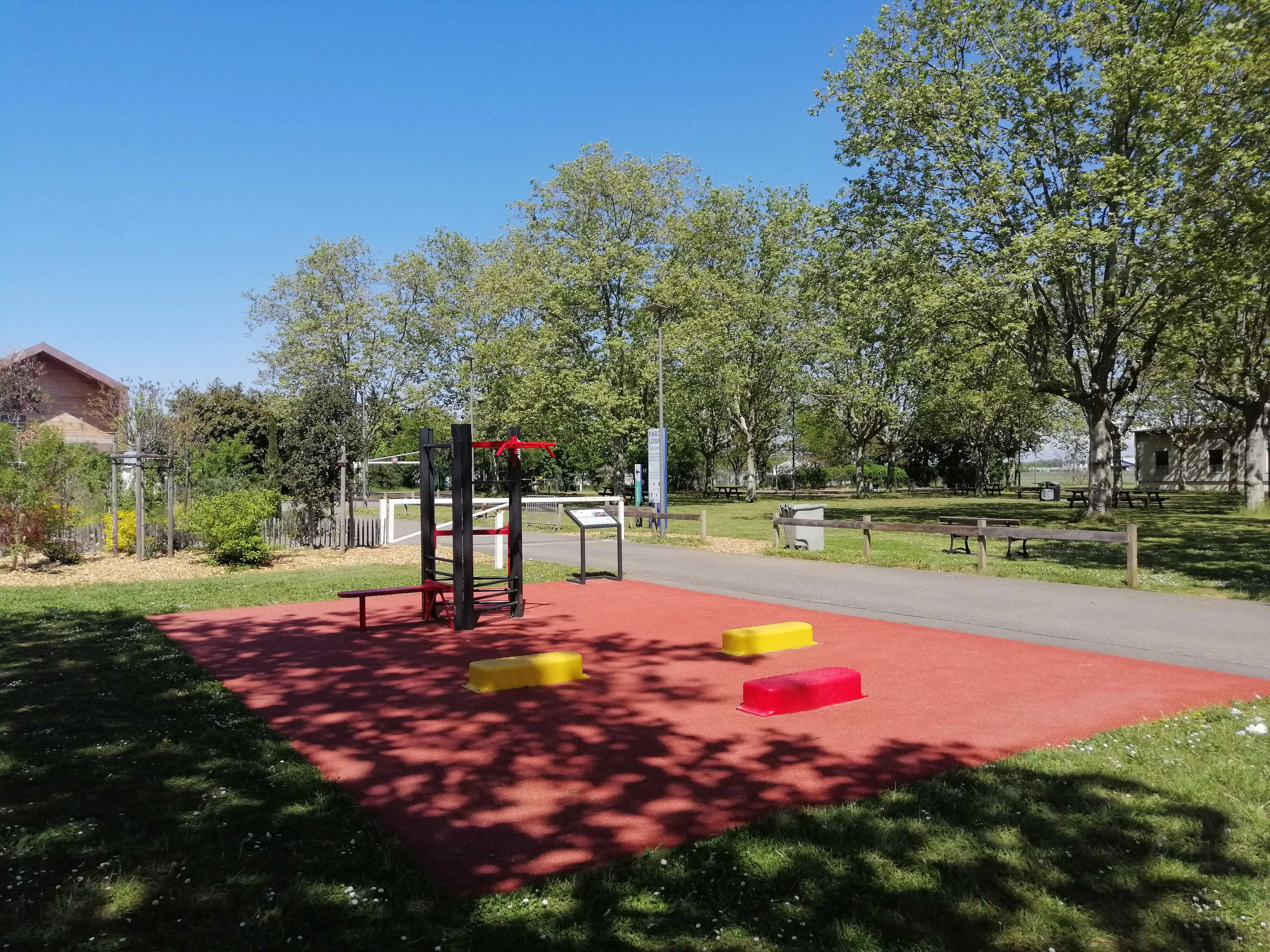Aire sportive en plein air installée par AirFit dans la ville de Corbas — vue 1