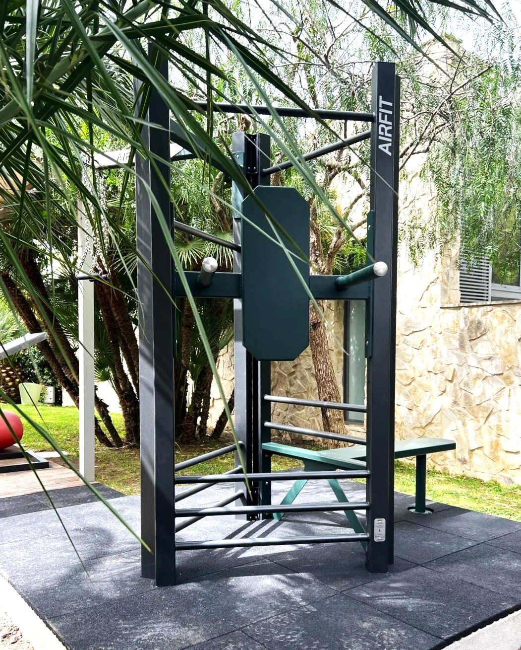Aire de Street-Workout installée par AirFit dans l'Hôtel Sezz à Saint-Tropez — vue 1