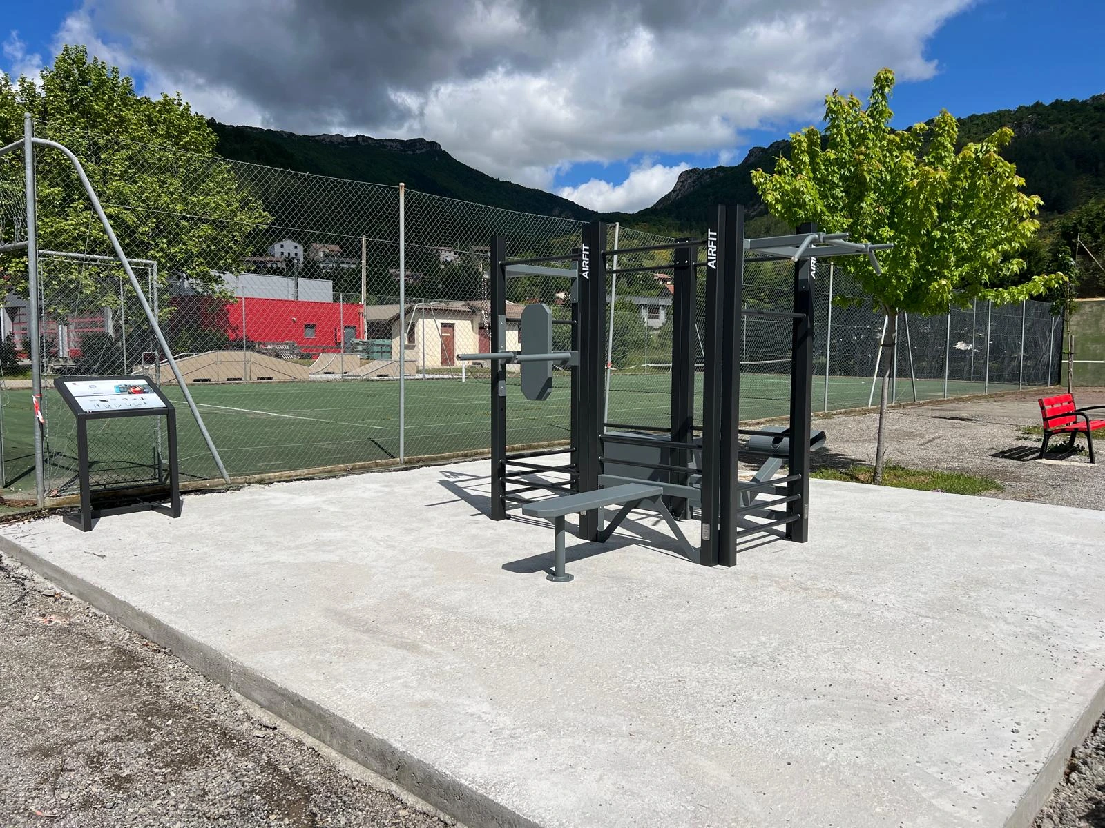 Aire sportive en plein air installée par AirFit dans la ville de Serres — vue 3