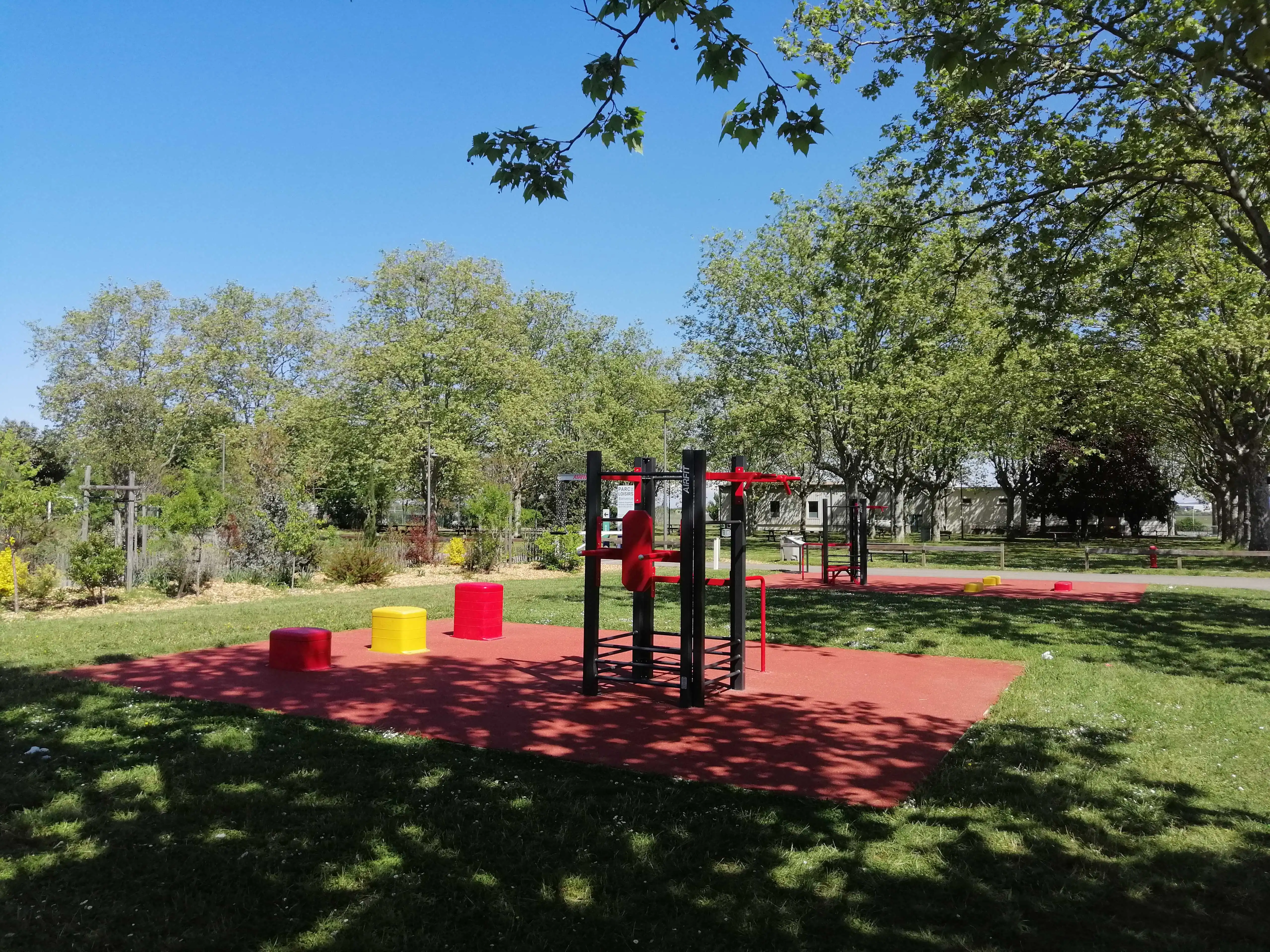 Aire sportive en plein air installée par AirFit dans la ville de Corbas — vue 3