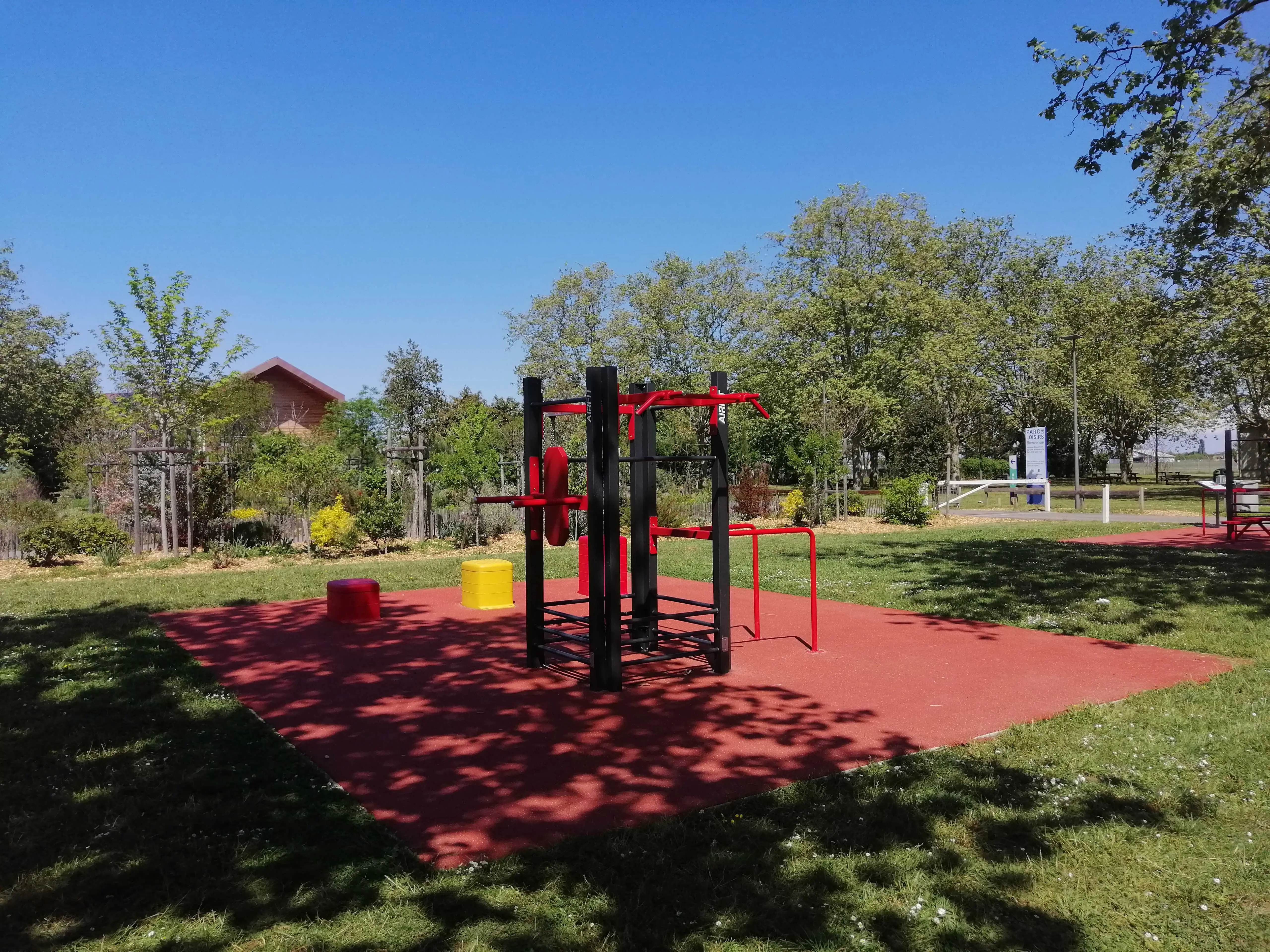Aire sportive en plein air installée par AirFit dans la ville de Corbas — vue 4