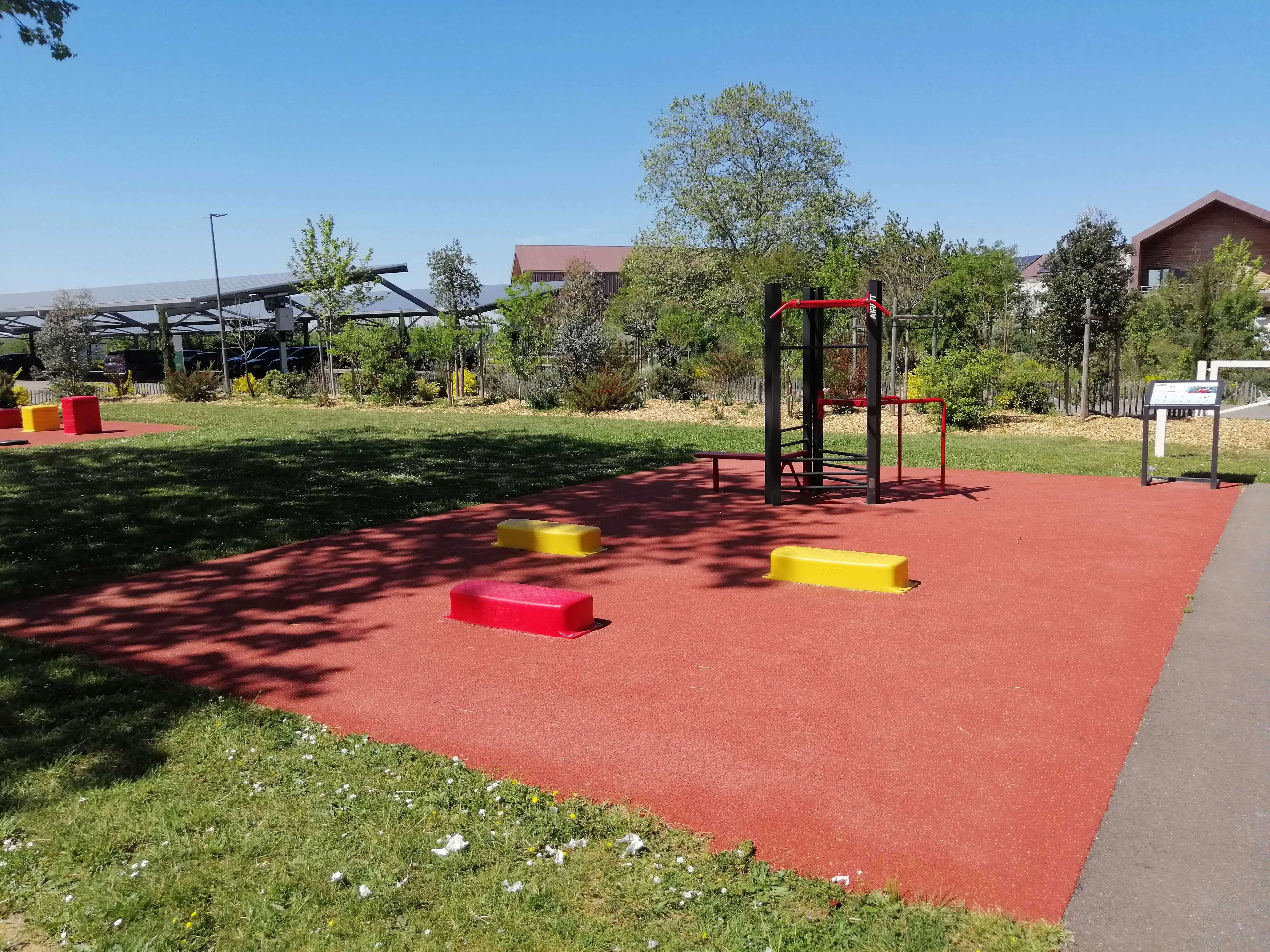 Aire sportive en plein air installée par AirFit dans la ville de Corbas — vue 2