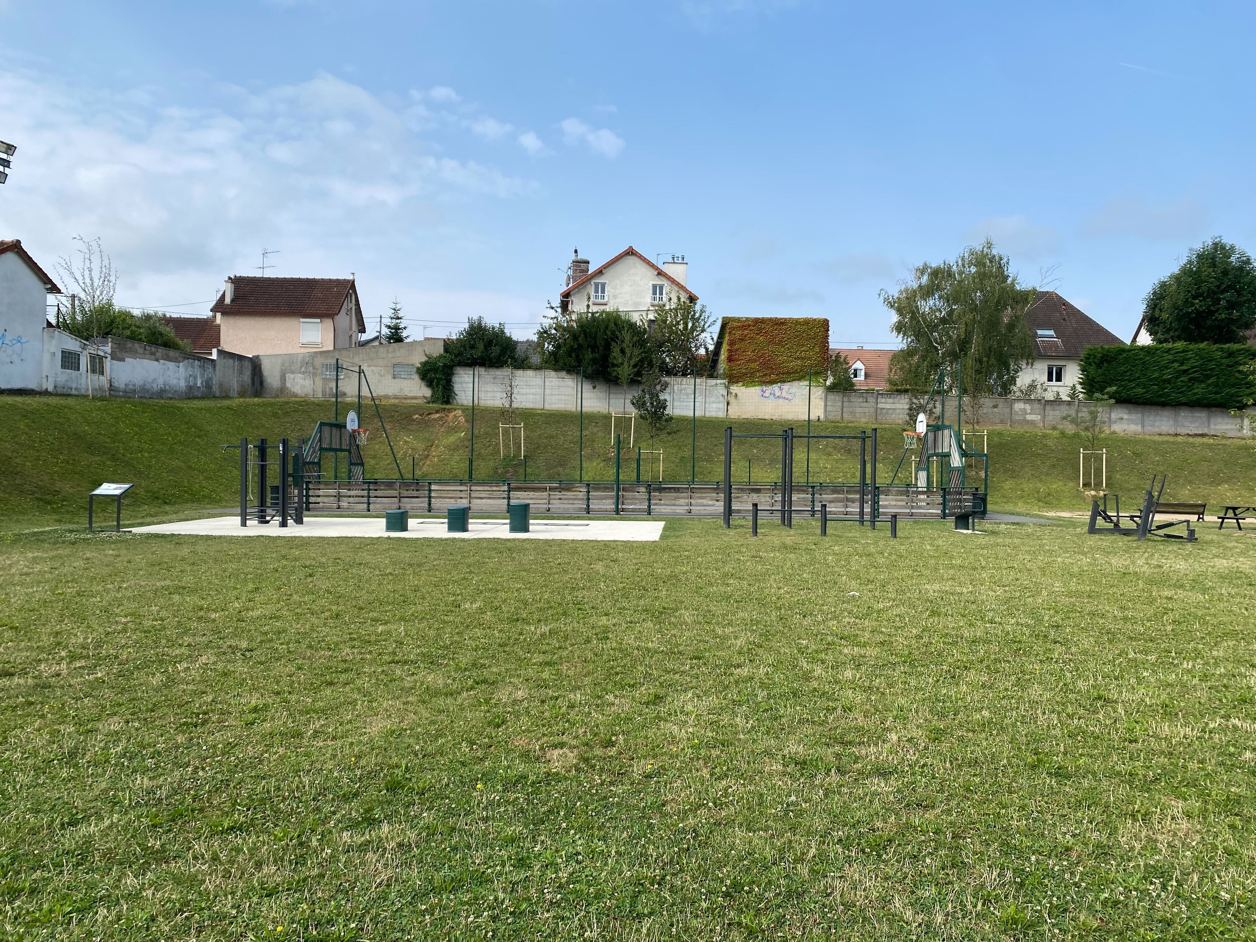 Aire de fitness installée par AirFit dans la ville de Palaiseau — vue 1