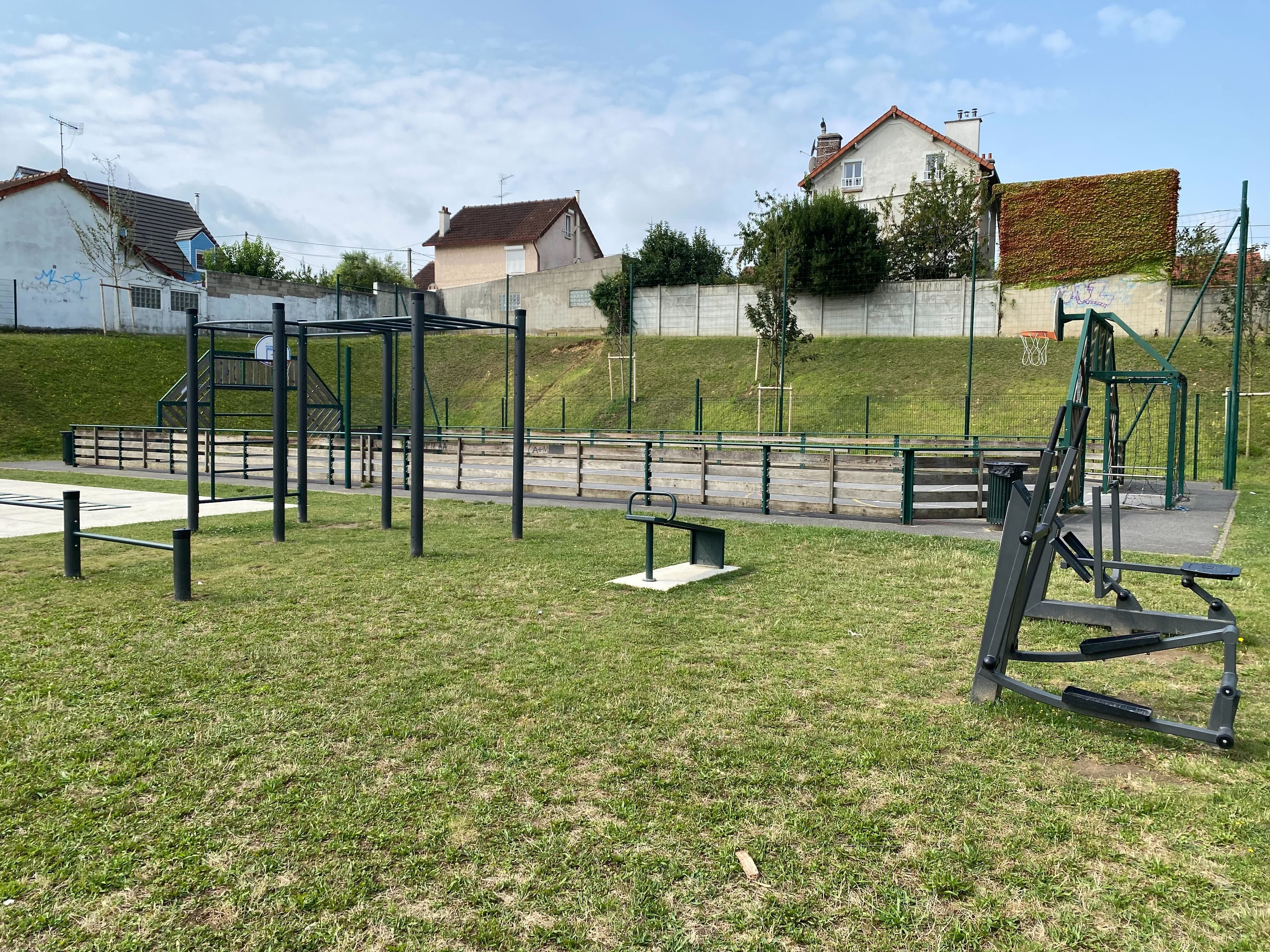 Aire de fitness installée par AirFit dans la ville de Palaiseau — vue 2
