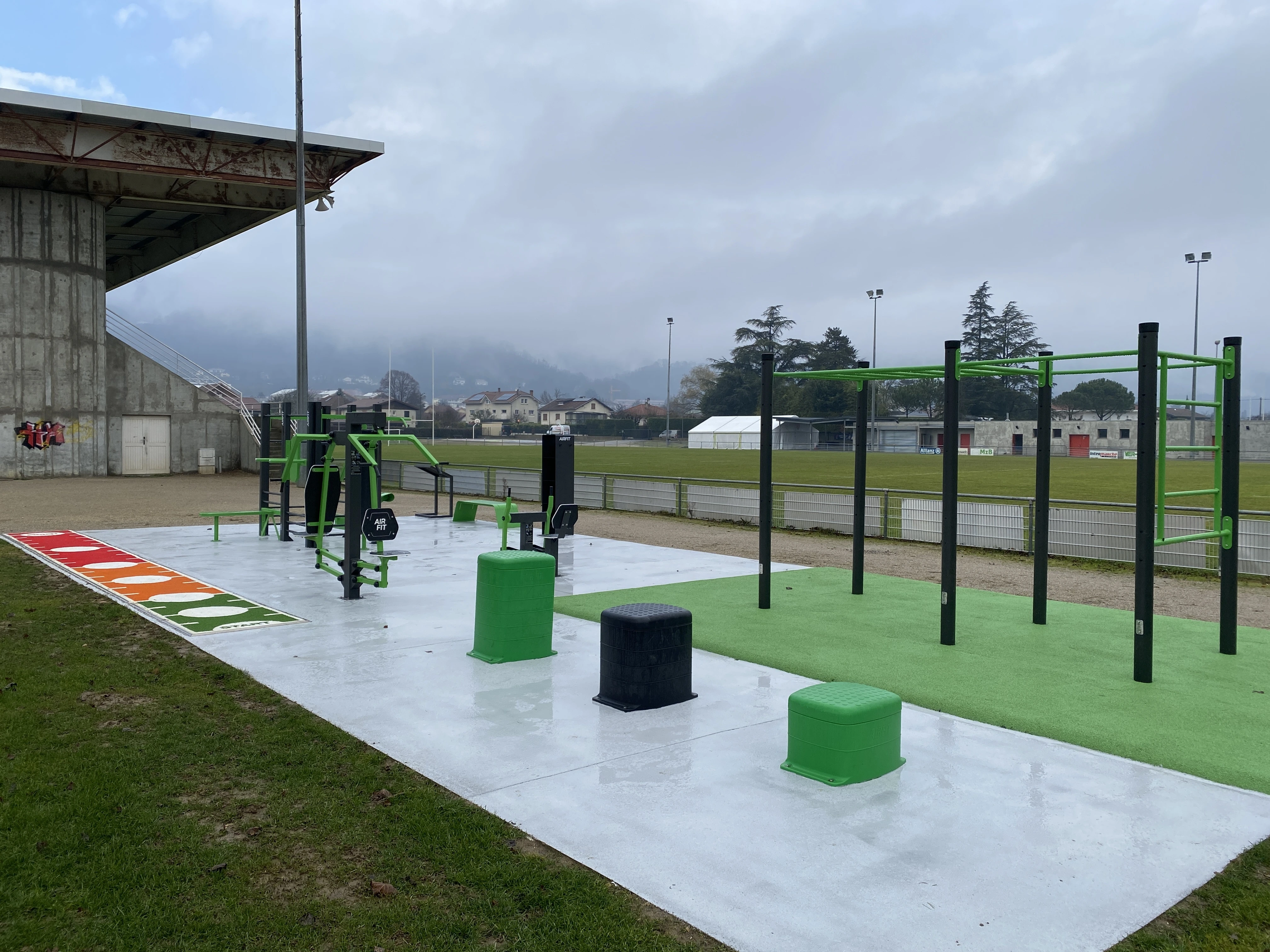 Aire de fitness installée par AirFit dans la ville de Tullins — vue 4