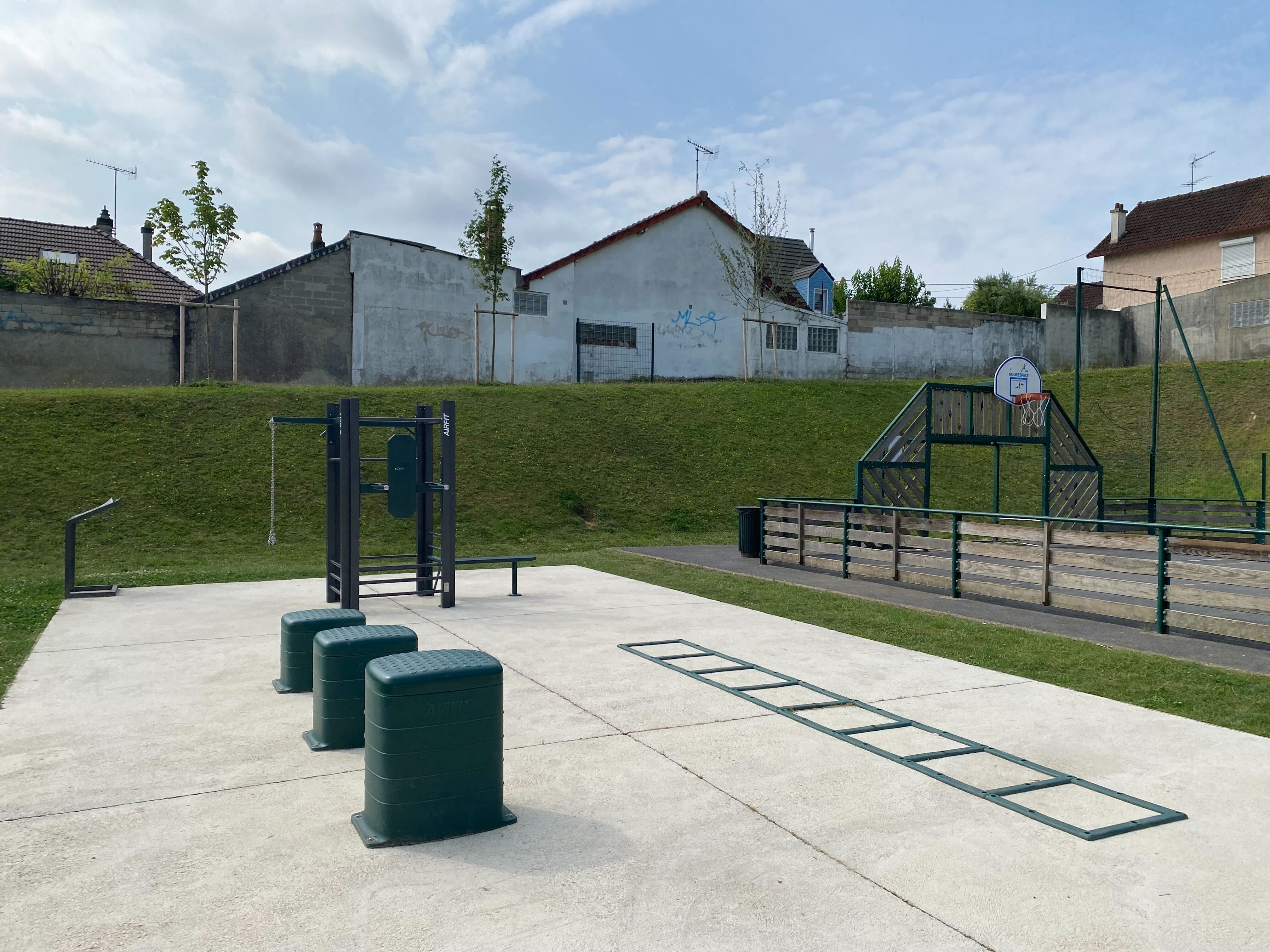 Aire de fitness installée par AirFit dans la ville de Palaiseau — vue 5
