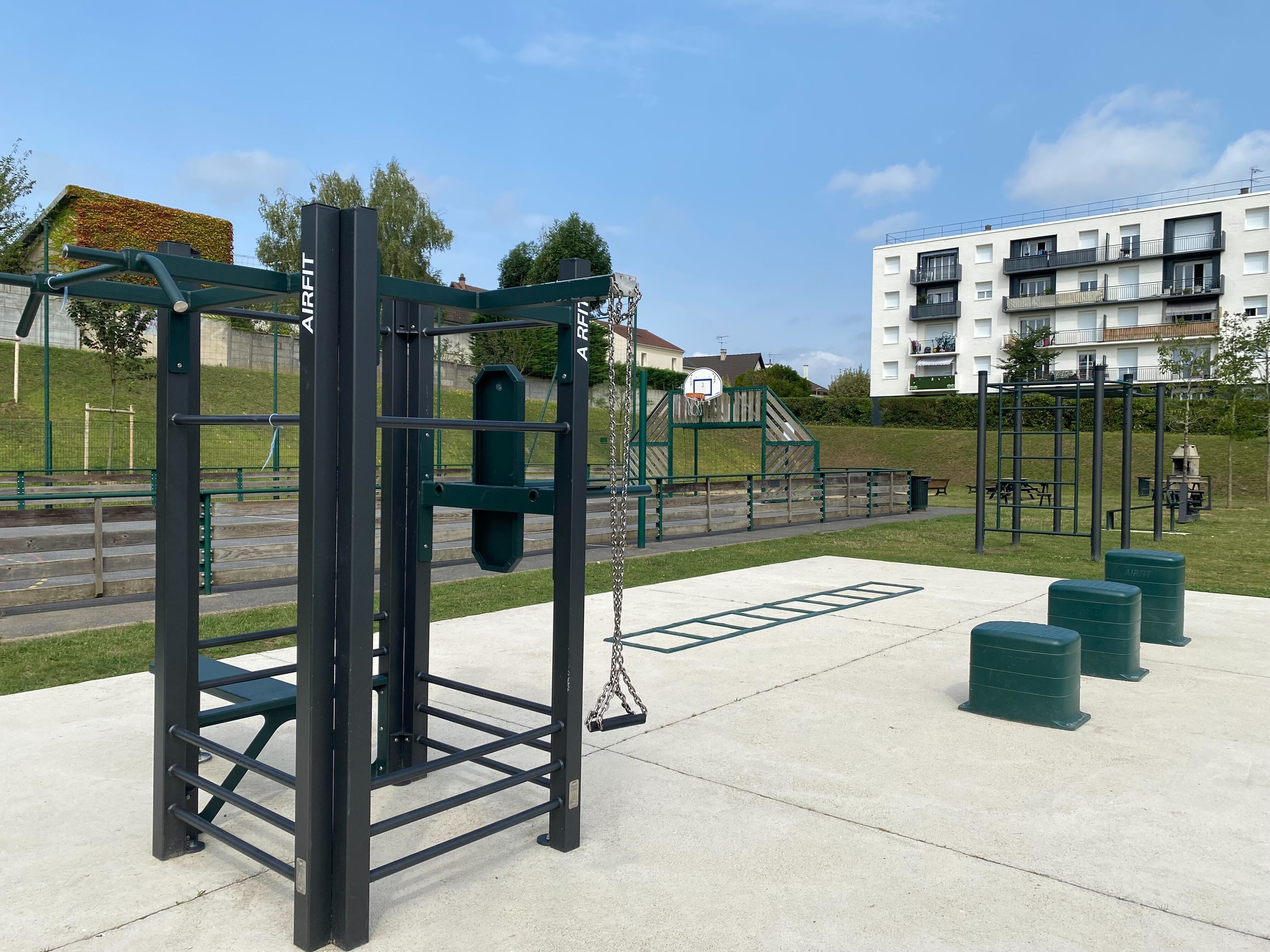 Aire de fitness installée par AirFit dans la ville de Palaiseau — vue 6