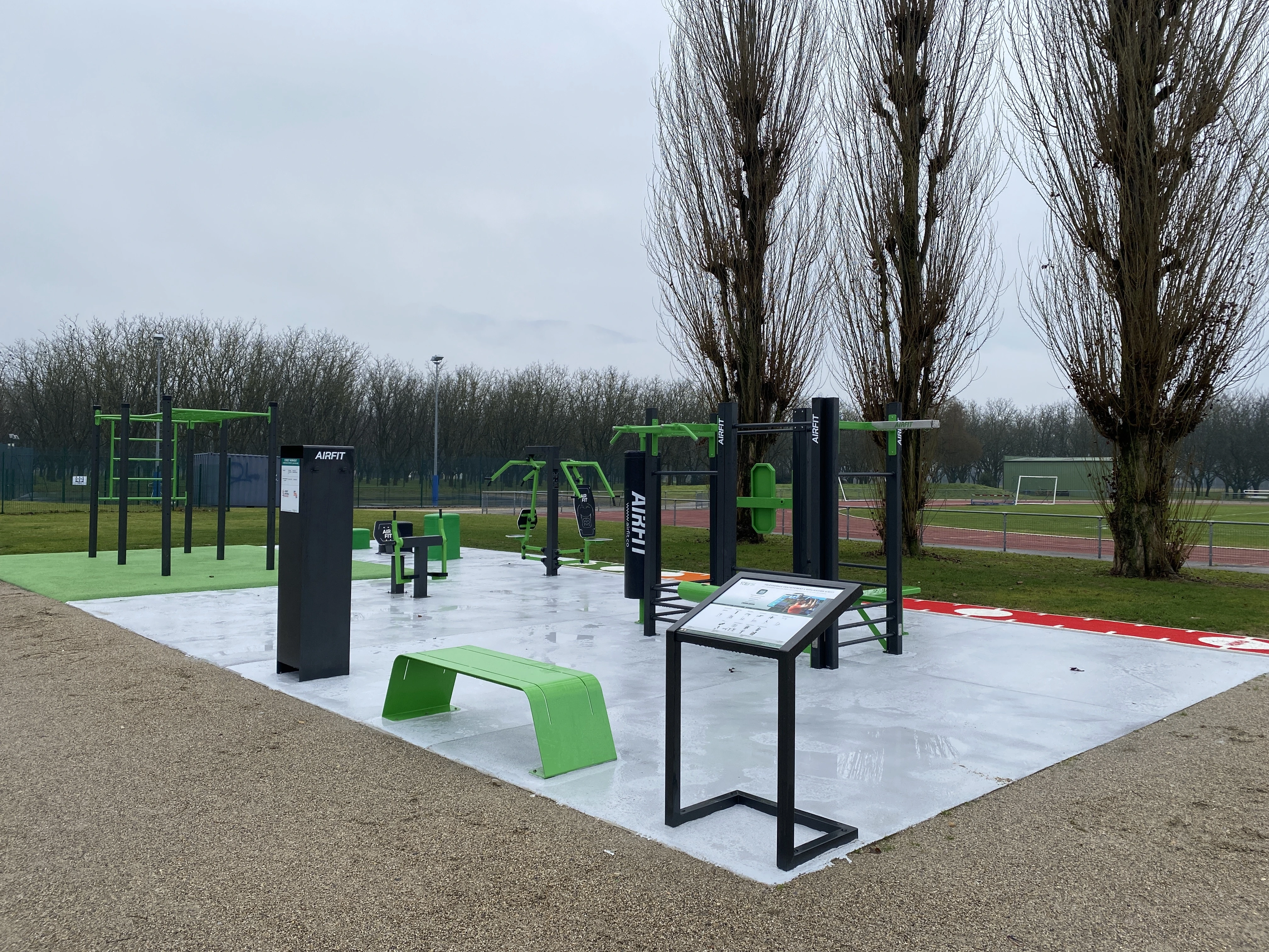 Aire de fitness installée par AirFit dans la ville de Tullins — vue 2