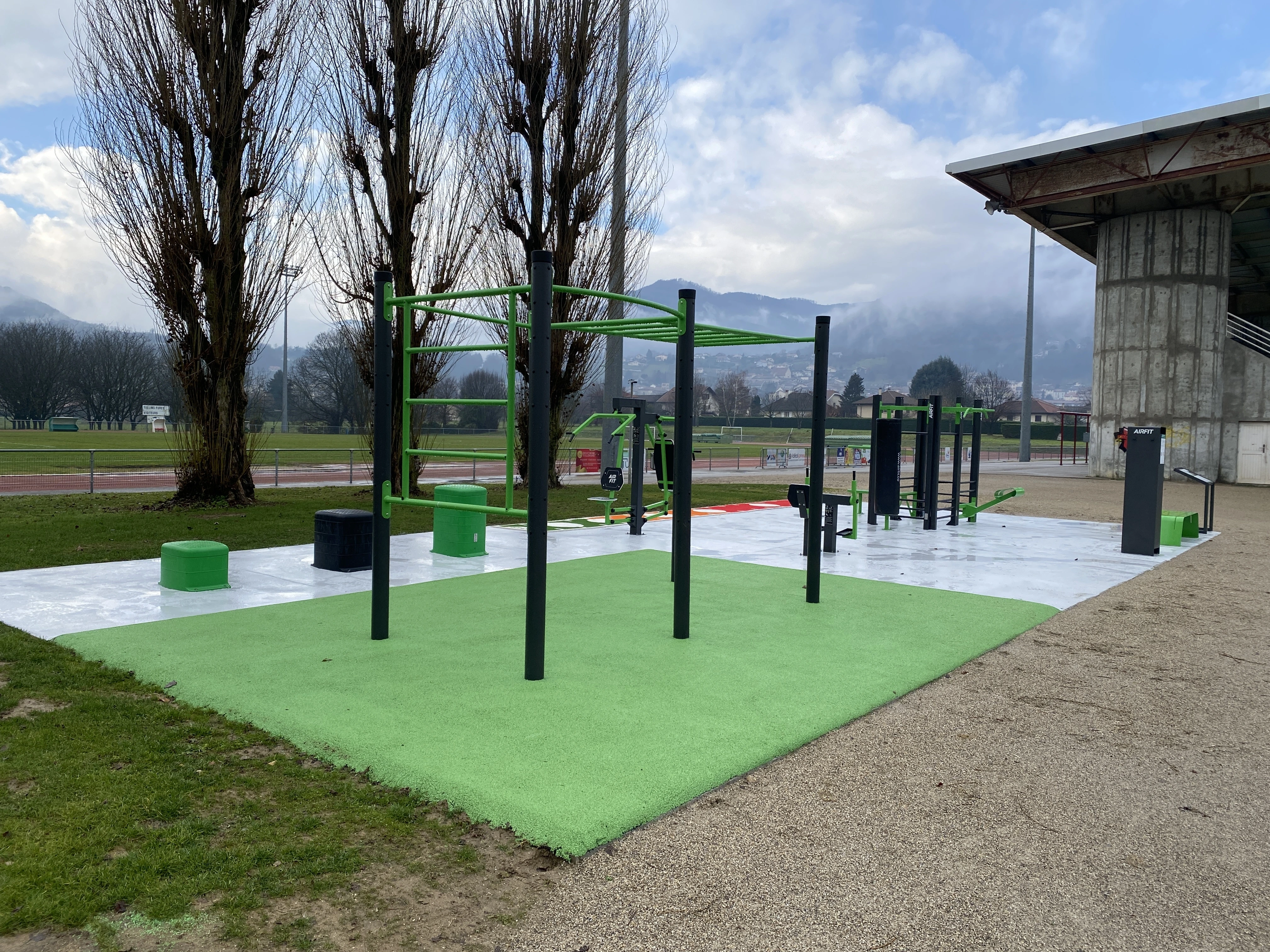Aire de fitness installée par AirFit dans la ville de Tullins — vue 1