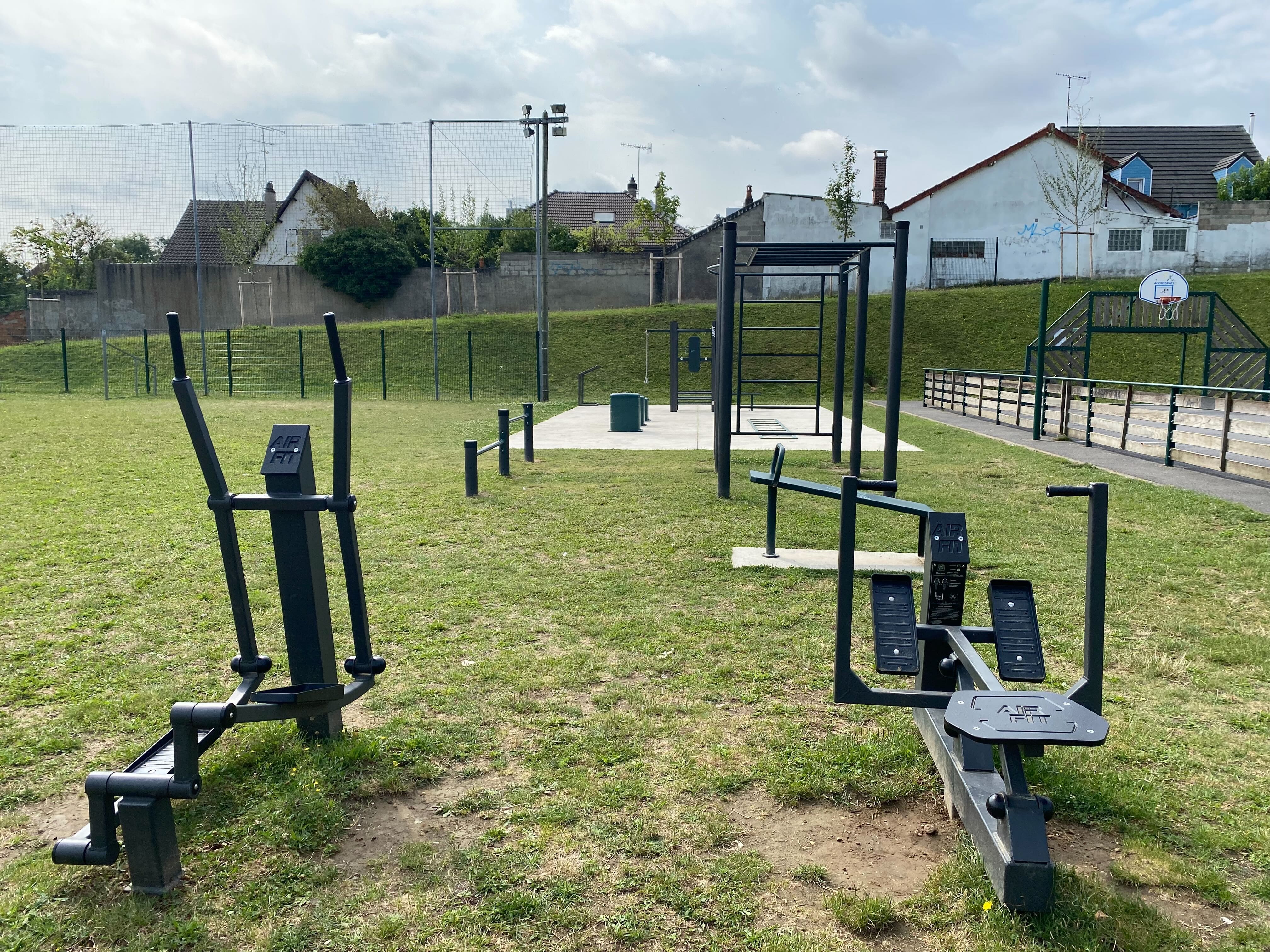 Aire de fitness installée par AirFit dans la ville de Palaiseau — vue 3