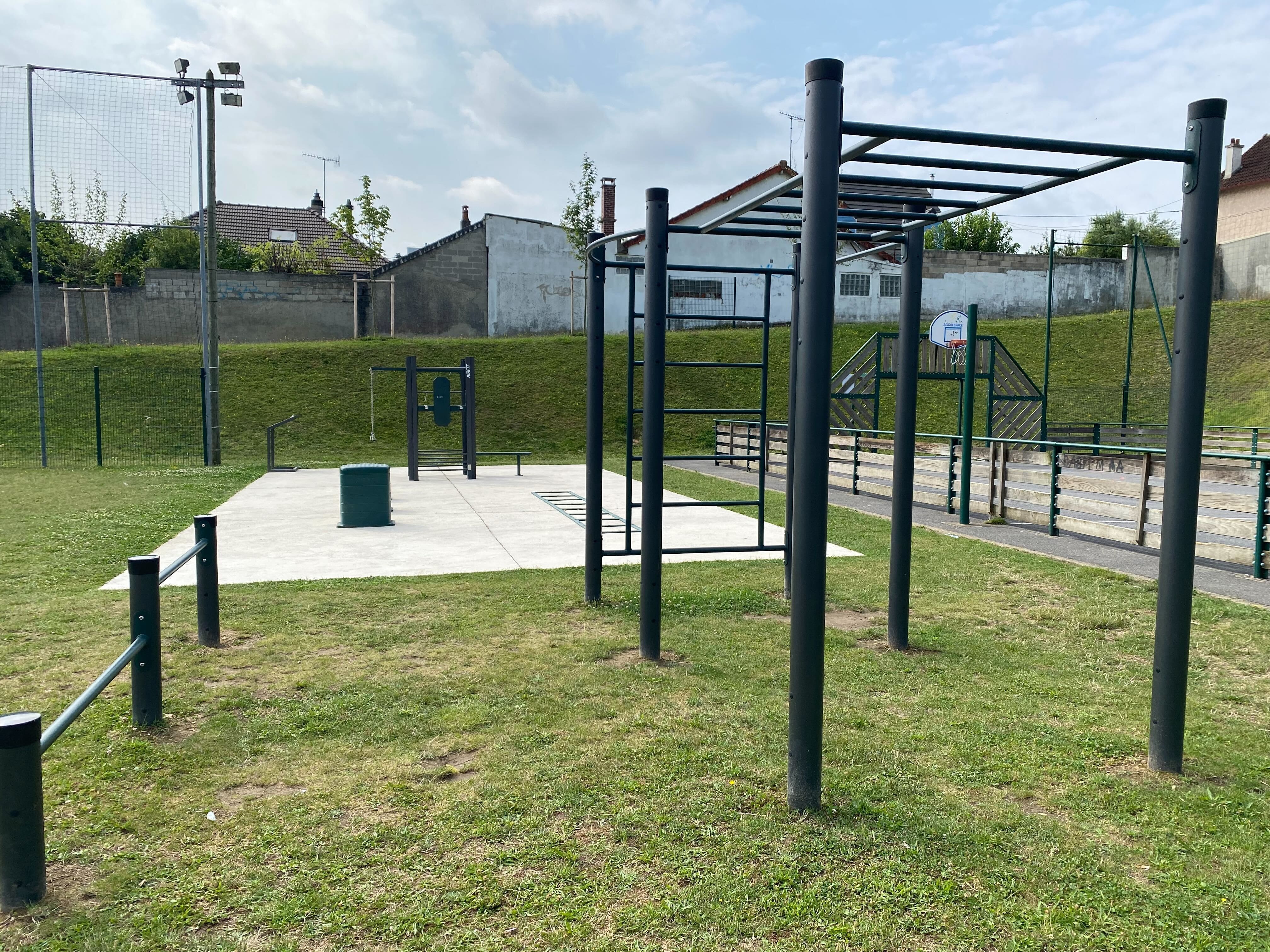 Aire de fitness installée par AirFit dans la ville de Palaiseau — vue 4