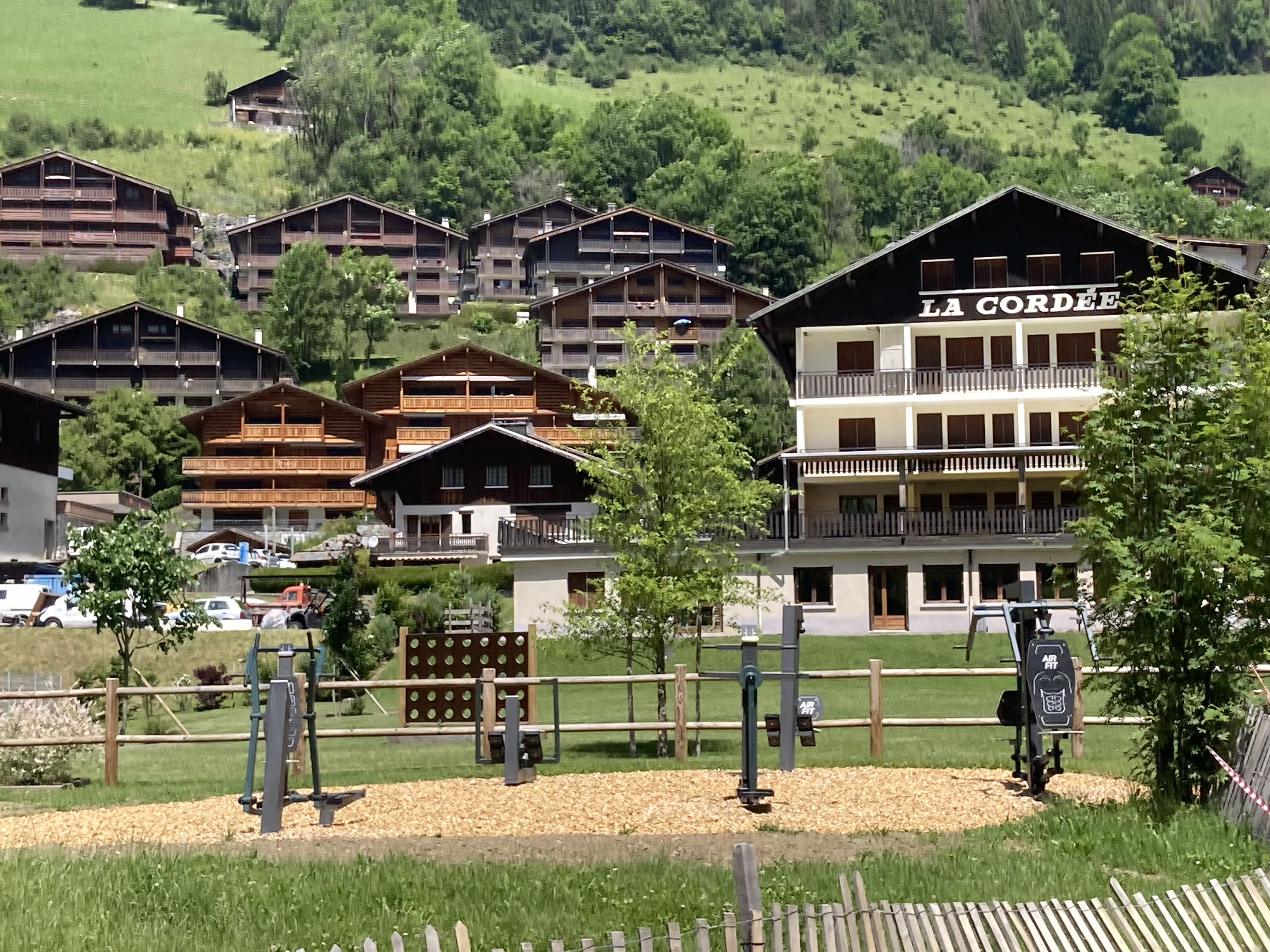 Aire de fitness installée par AirFit dans la ville du Grand-Bornand — vue 2