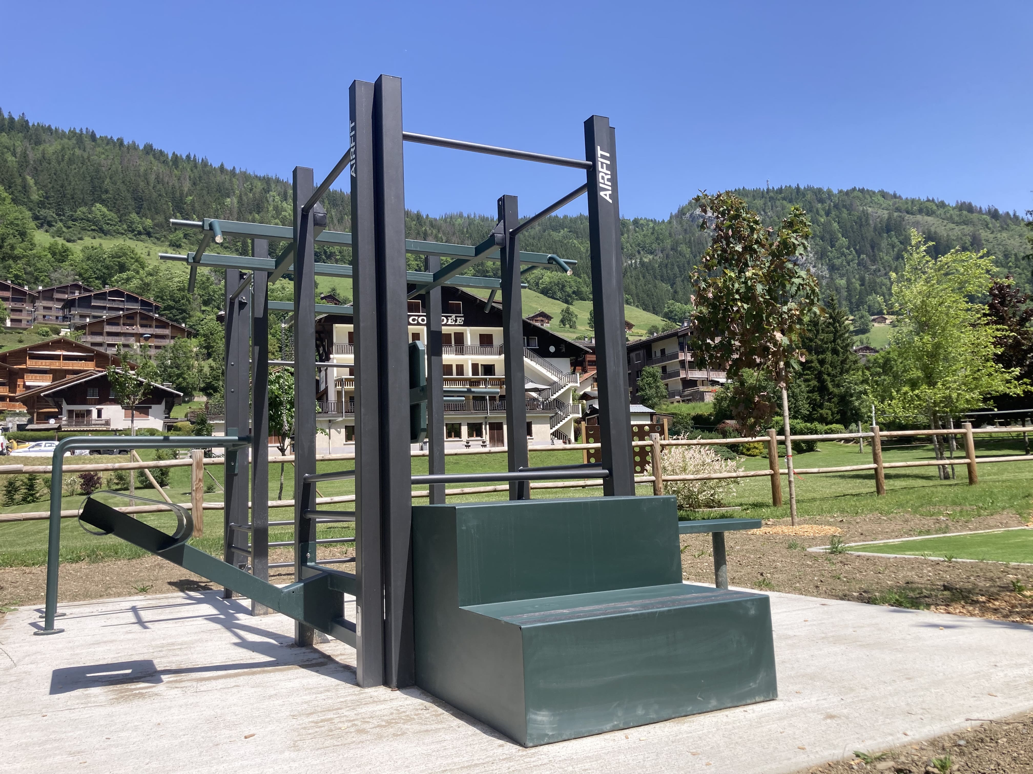 Aire de fitness installée par AirFit dans la ville du Grand-Bornand — vue 4