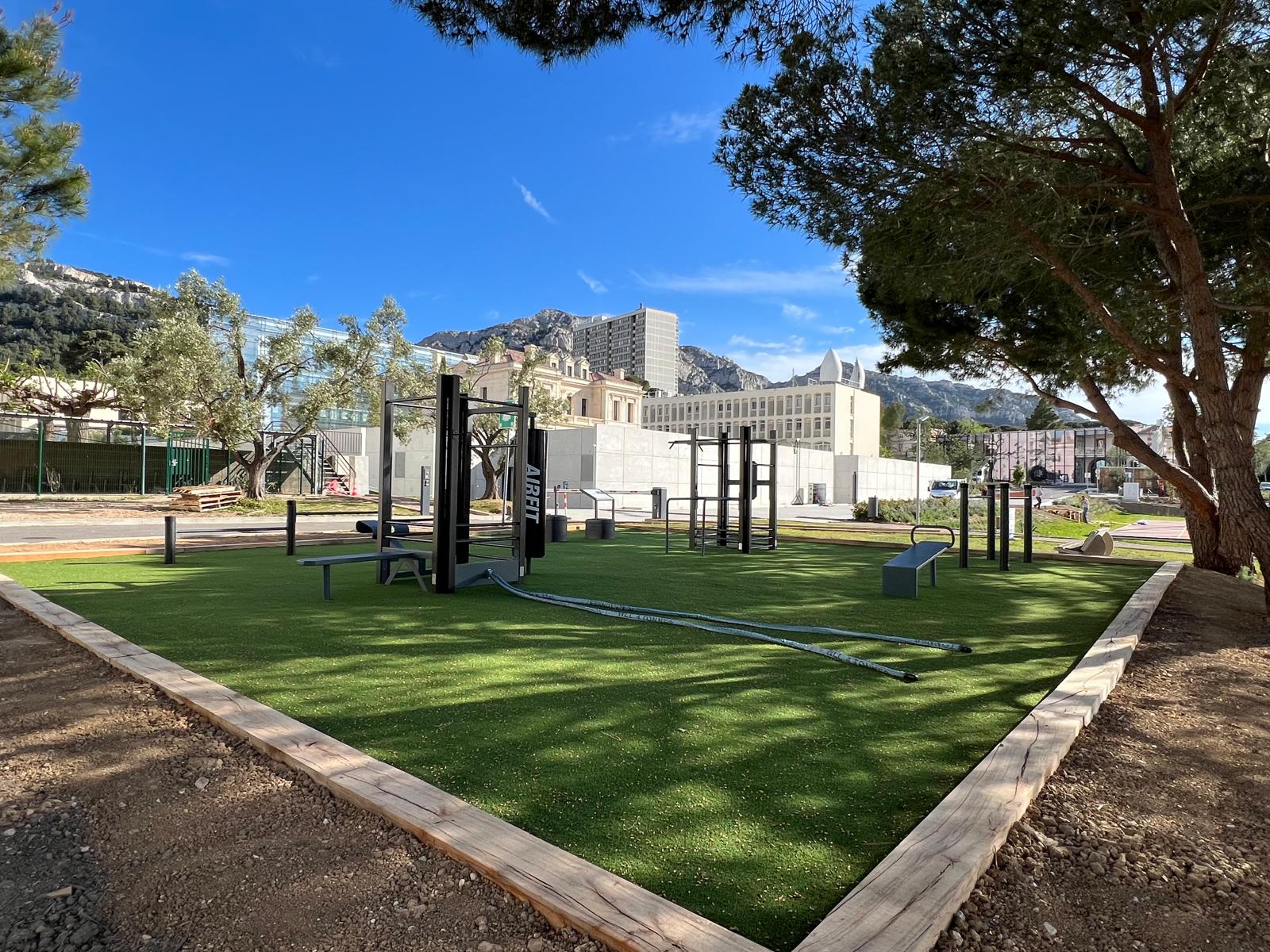 Aire de fitness installée par AirFit à la CMA CGM Academy à Marseille — vue 2