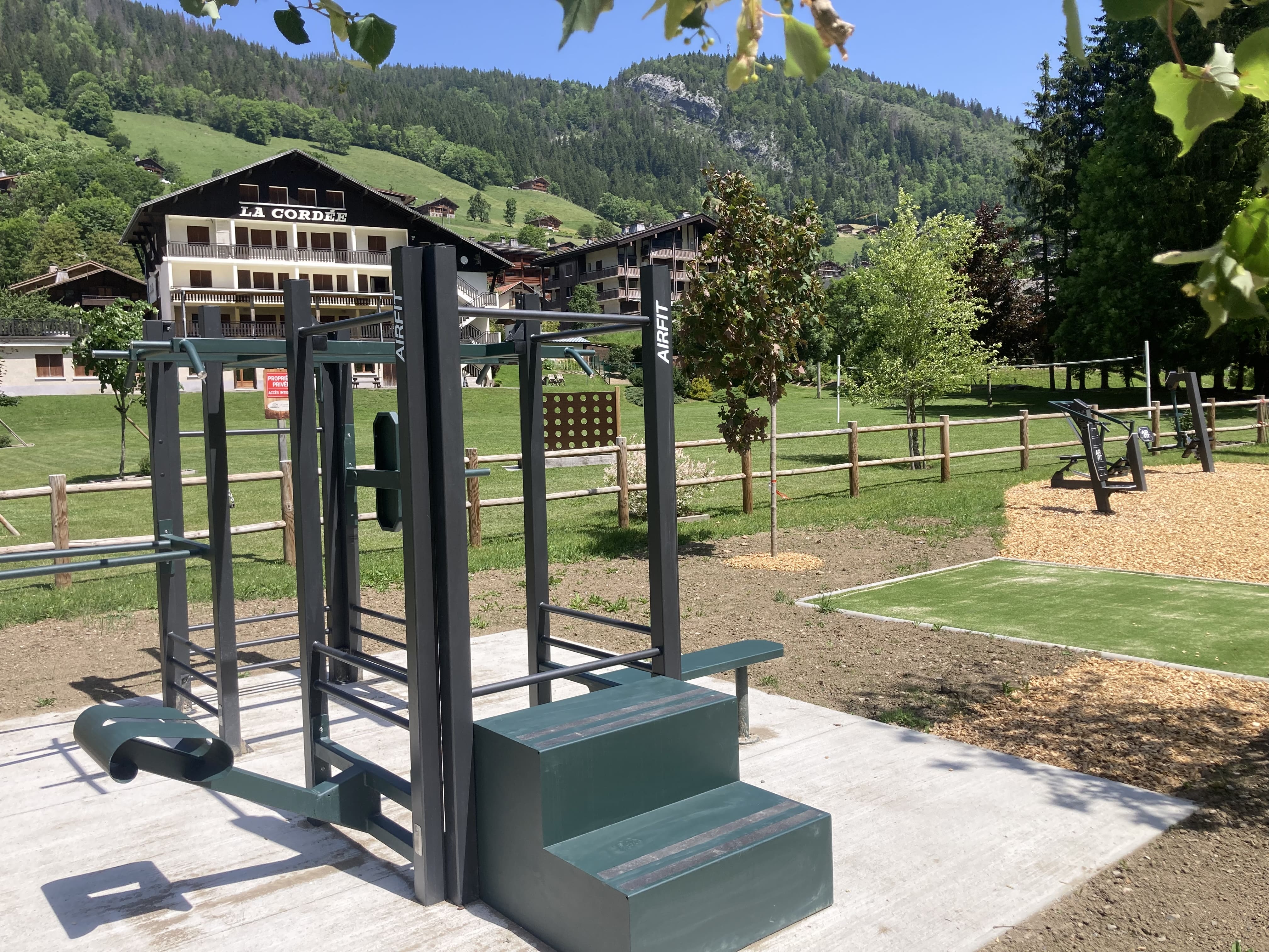 Aire de fitness installée par AirFit dans la ville du Grand-Bornand — vue 5