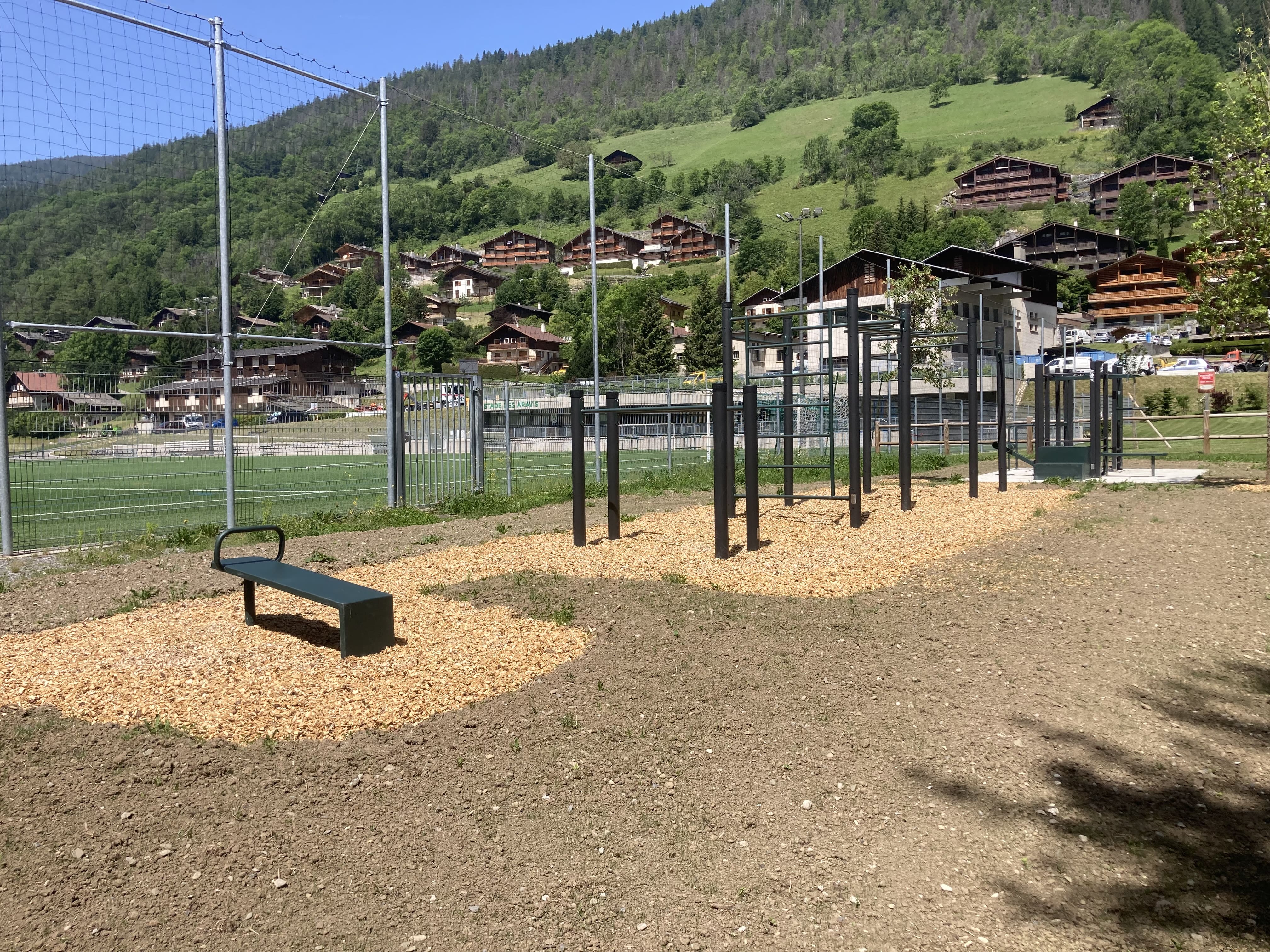 Aire de fitness installée par AirFit dans la ville du Grand-Bornand — vue 3